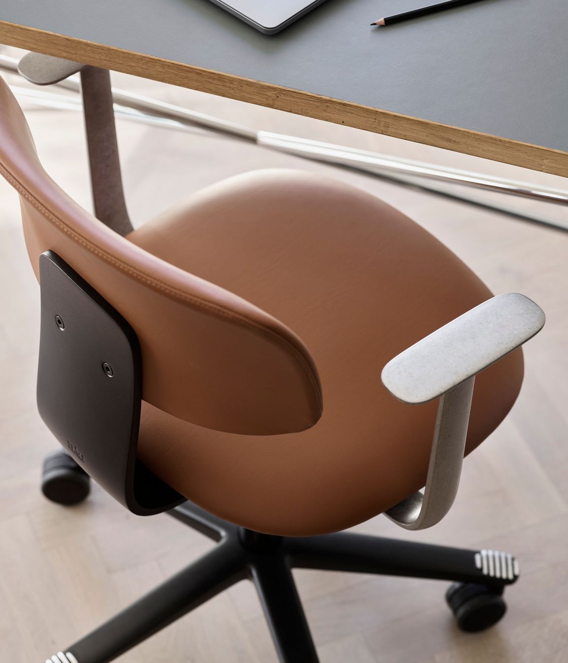 Classic designed home office chair. HÅG Tion 2160. Upholstered seat and back in Elmosoft 33004. Black J-Bar, base and gas lift. Tumbled aluminium armrests.