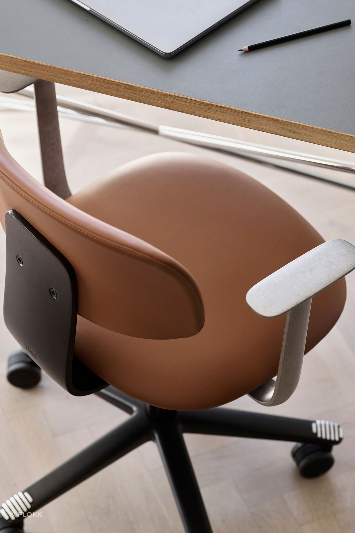 Classic designed home office chair. HÅG Tion 2160. Upholstered seat and back in Elmosoft 33004. Black J-Bar, base and gas lift. Tumbled aluminium armrests.