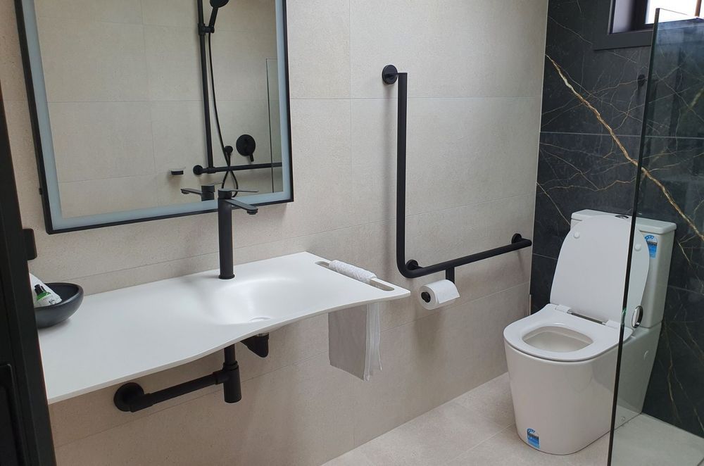 This grab rail is a contemporary finish that suits the rest of the fixtures.