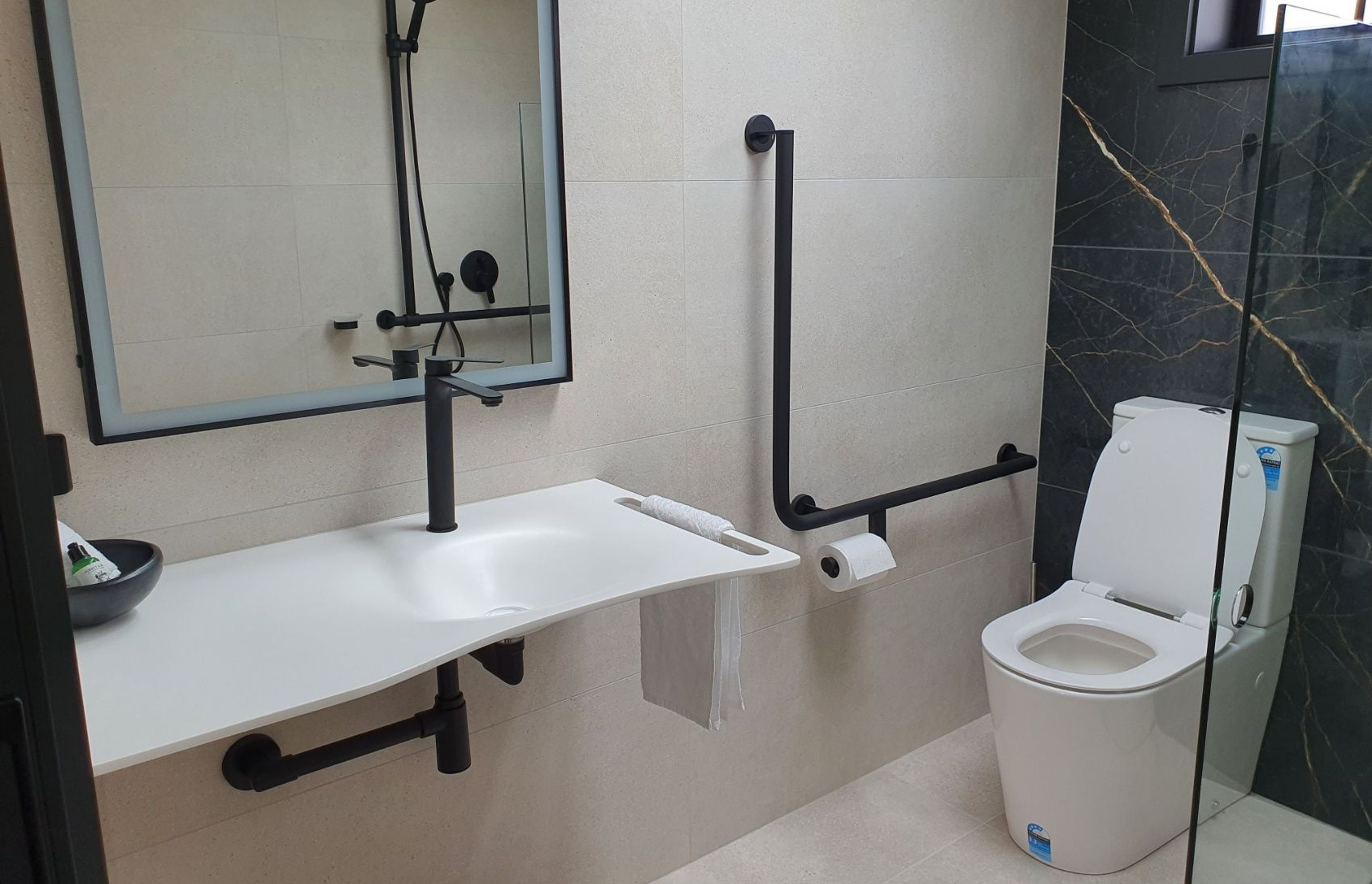 This grab rail is a contemporary finish that suits the rest of the fixtures.