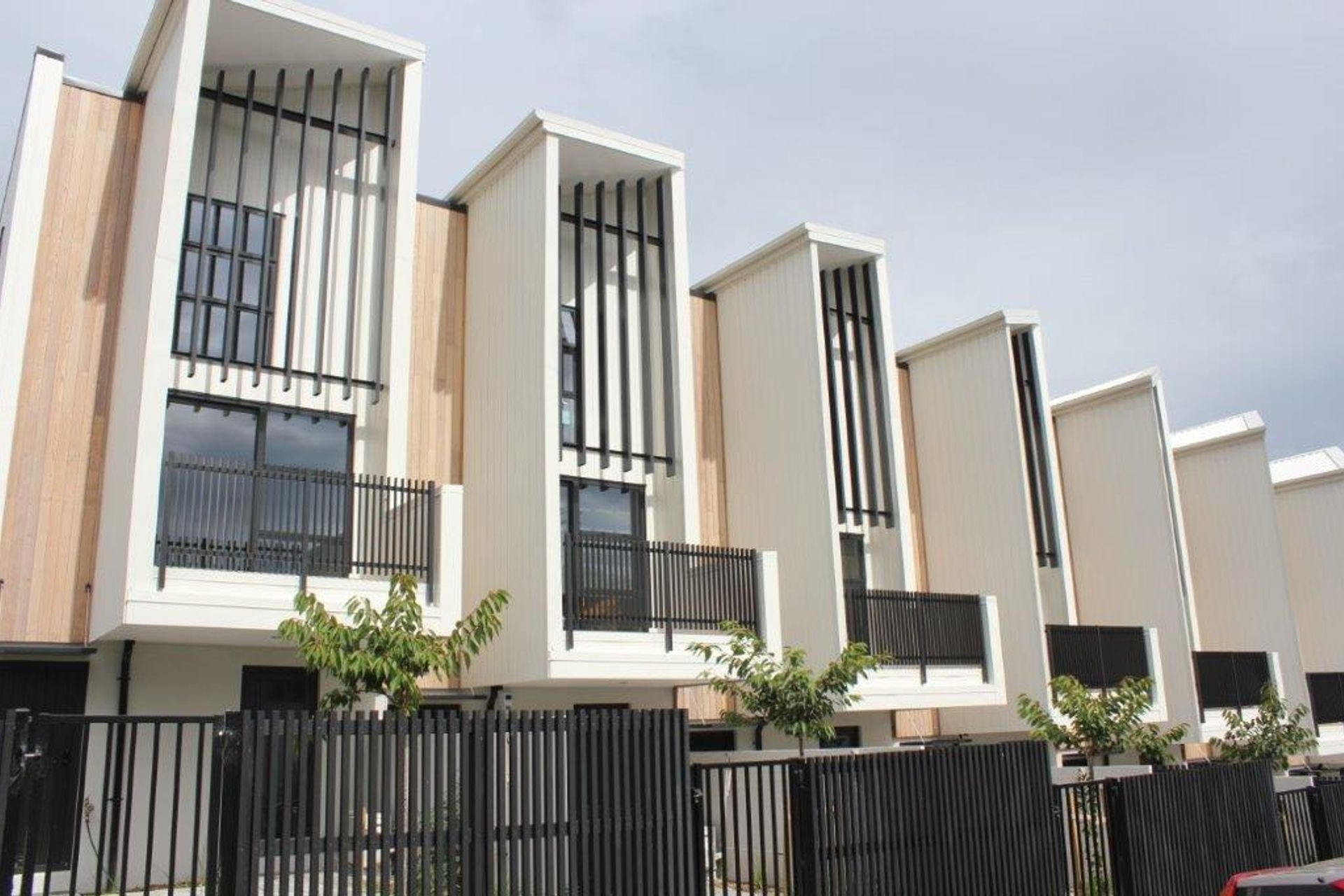 Aluminium balustrade has emerged as a frontrunner, offering affordability, durability, and aesthetic appeal.