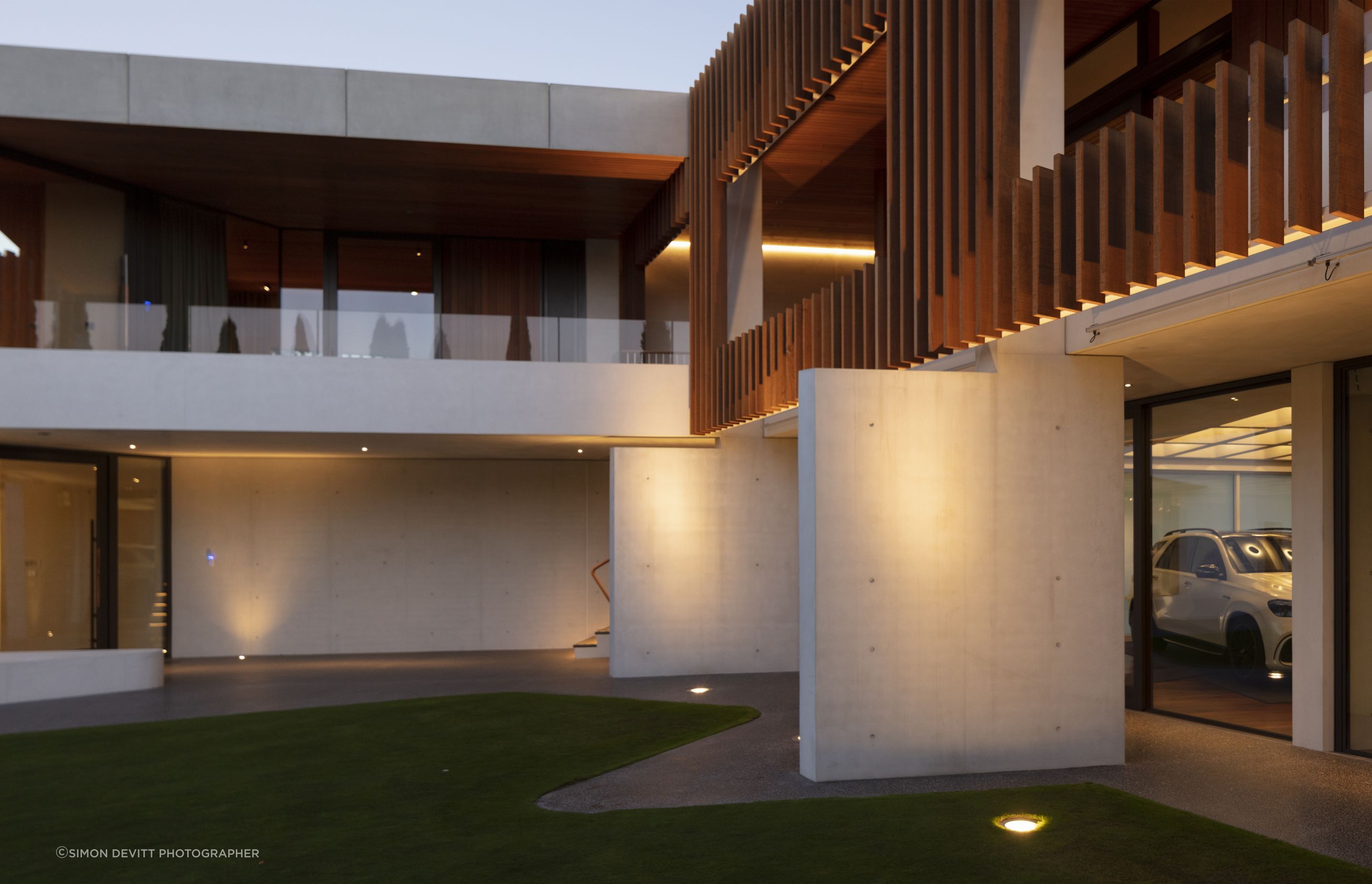 The Superwhite colour oxide frome PeterFell created a creamy white when mixed with standard aggregate, which juxtaposes beautifully against the timber fins on the upper level of Clifftops house.