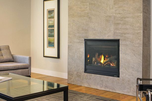 A multifunction remote provides temperature, flame height and start time control.