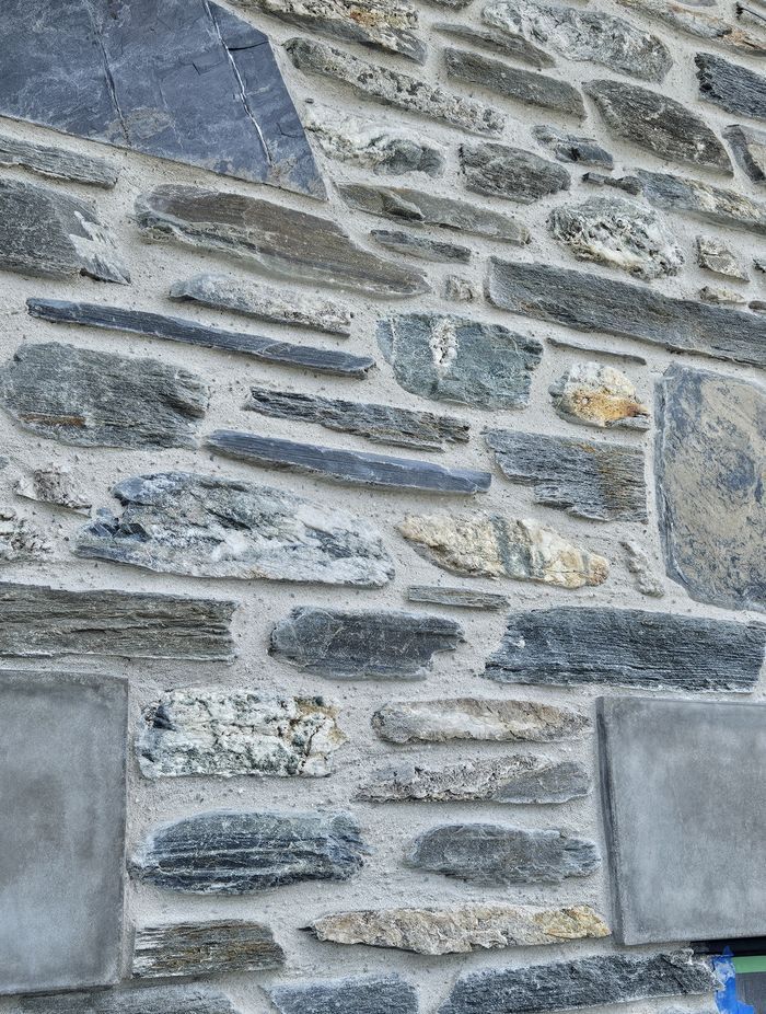 A mix of schist from different quarries with larger 'shiners'