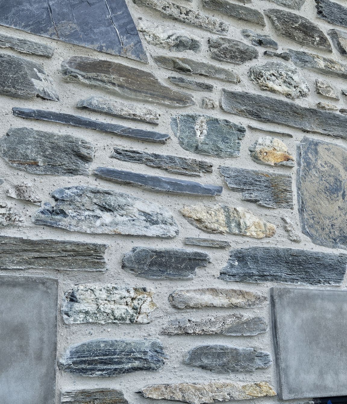 A mix of schist from different quarries with larger 'shiners'