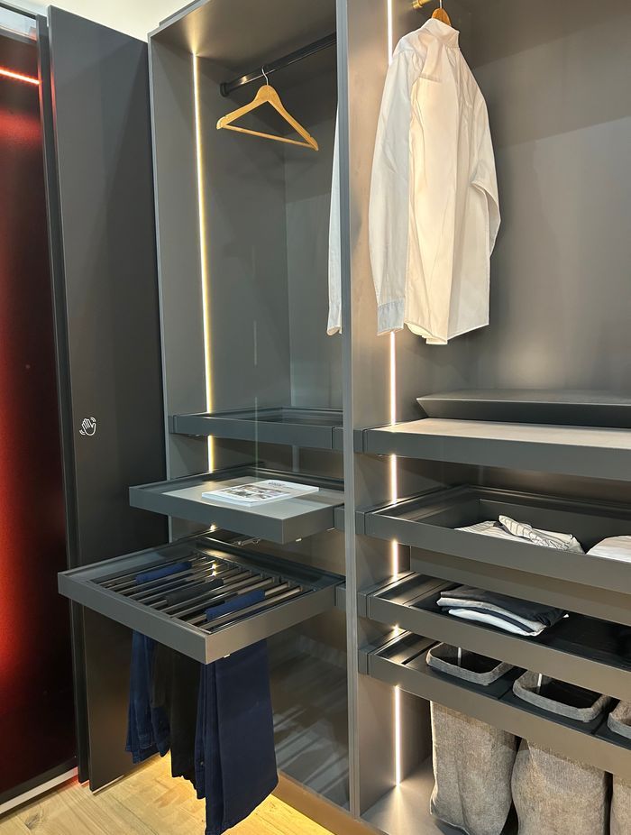 The SIGE Kaos Wardrobe System keeps your closet organised and prevents clutter.