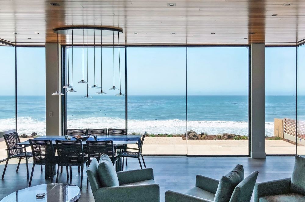 This beach house features the OS double and OS triple minimalist sliding system by Grupo Sosoares.