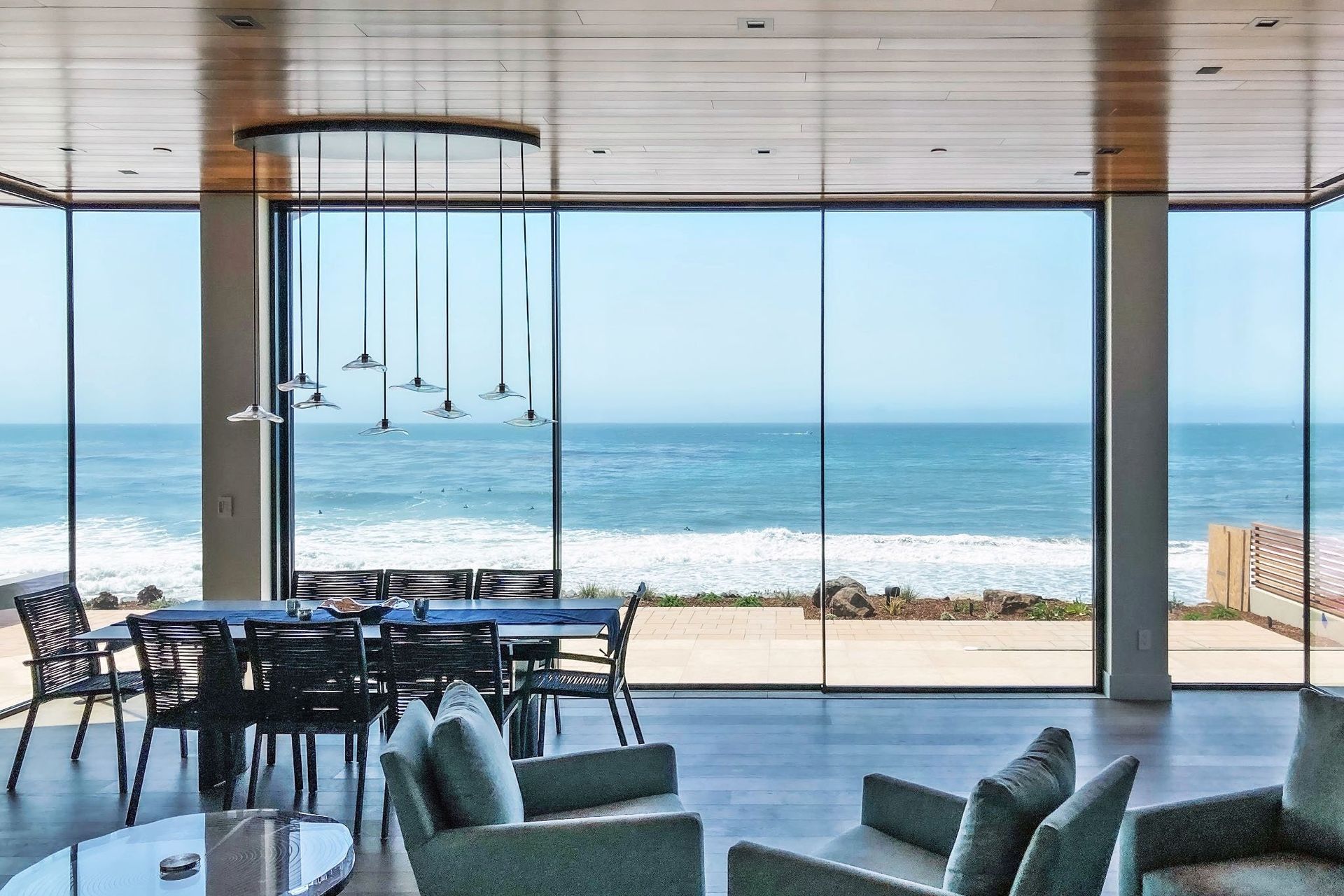 This beach house features the OS double and OS triple minimalist sliding system by Grupo Sosoares.