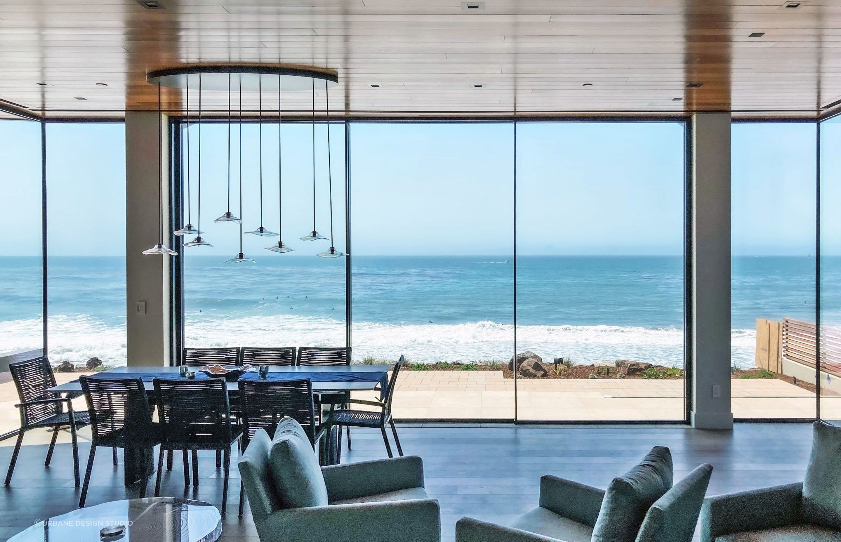 This beach house features the OS double and OS triple minimalist sliding system by Grupo Sosoares.