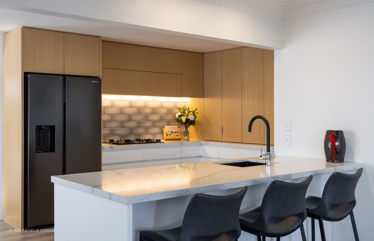 The Evoake quarter-cut veneer is showcased in this stunning contemporary kitchen.