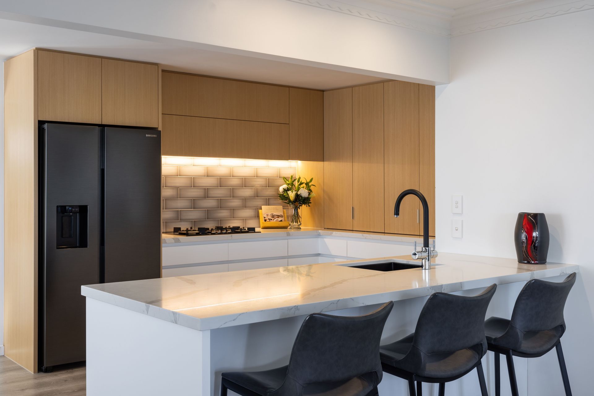 The Evoake quarter-cut veneer is showcased in this stunning contemporary kitchen.