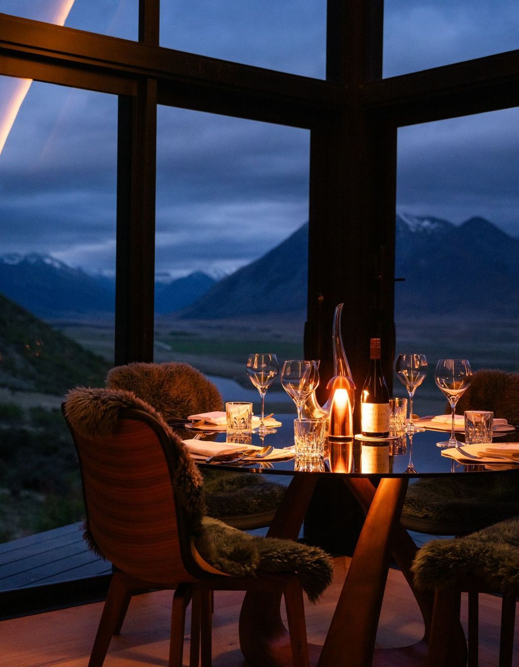 Whether dining in the evening or during the day, the cabin's glass walls allow for extensive views of the stunning landscape.