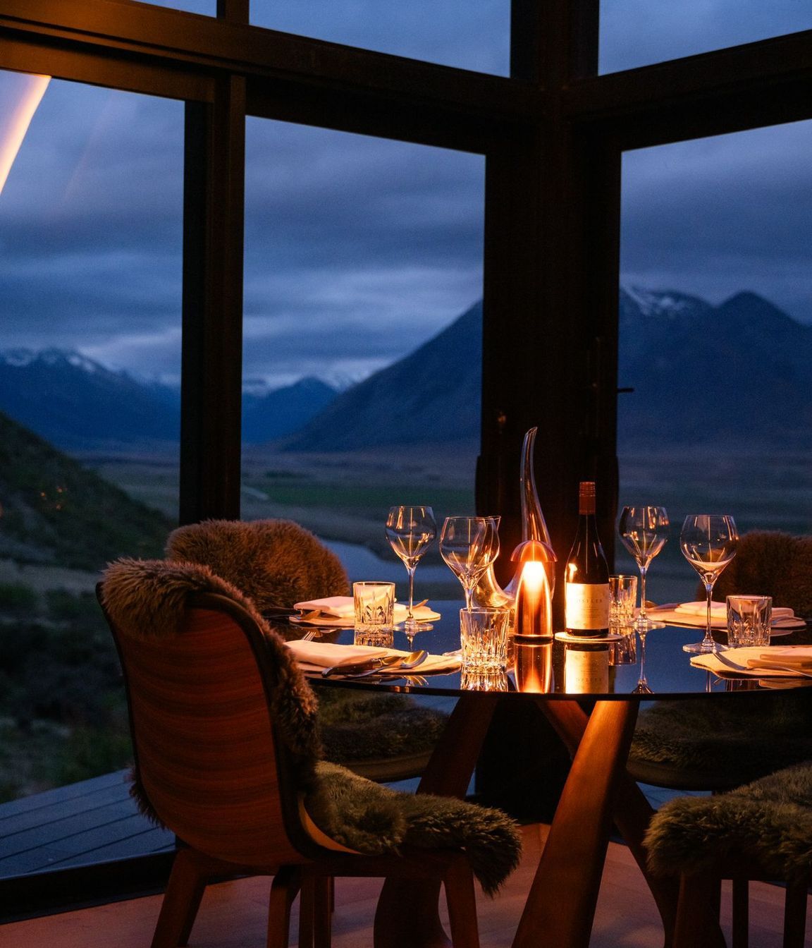 Whether dining in the evening or during the day, the cabin's glass walls allow for extensive views of the stunning landscape.