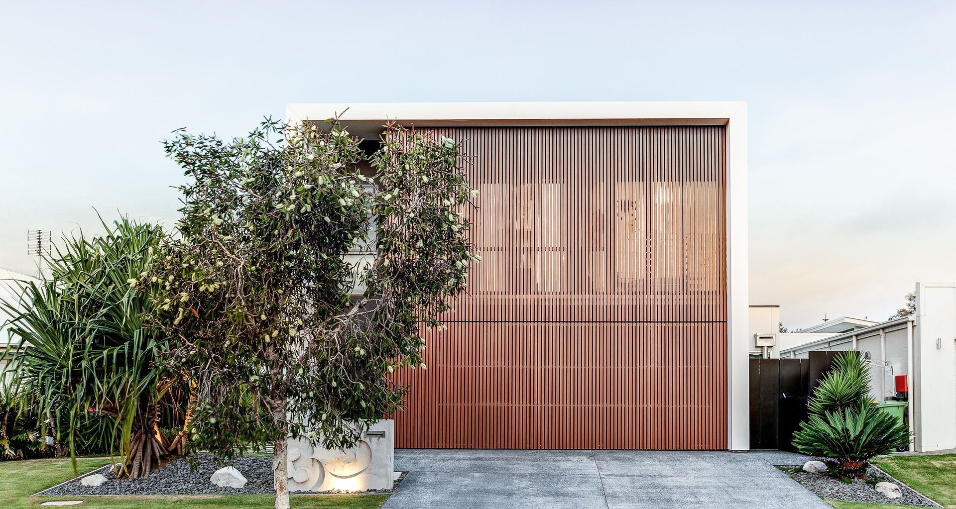 Arch-Line aluminium battens from PSP are a third of the weight of steel, which means there are so many possibilities to use them in contemporary architecture, both on the exterior and interior. 