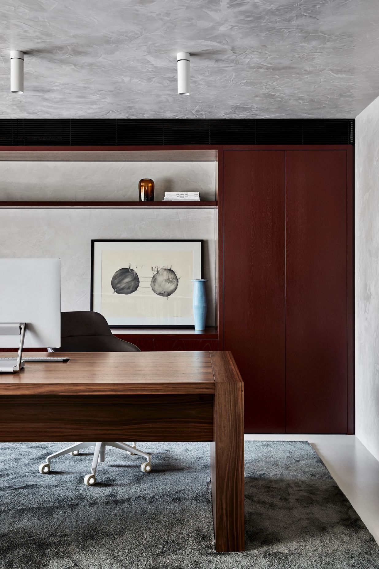A marbled look on the ceiling and walls elevates this office space.