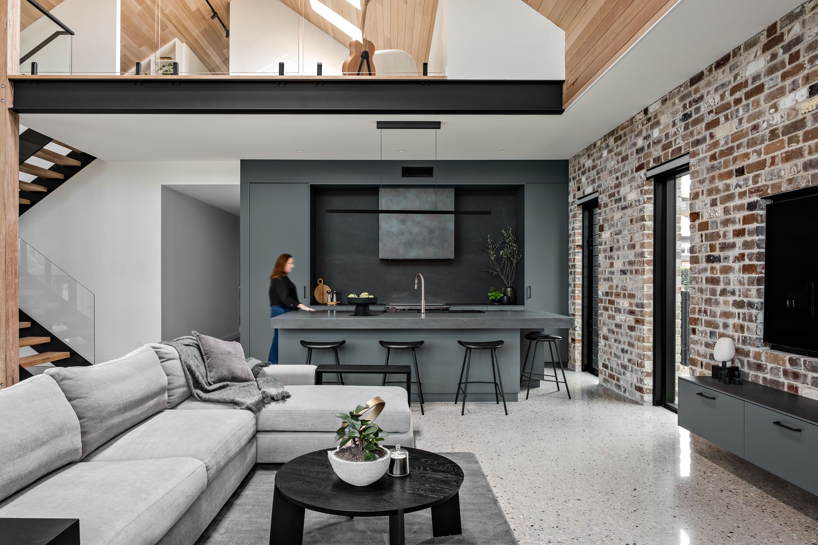 The textural bricks also play a prominent role inside the home, complemented by other superb material choices