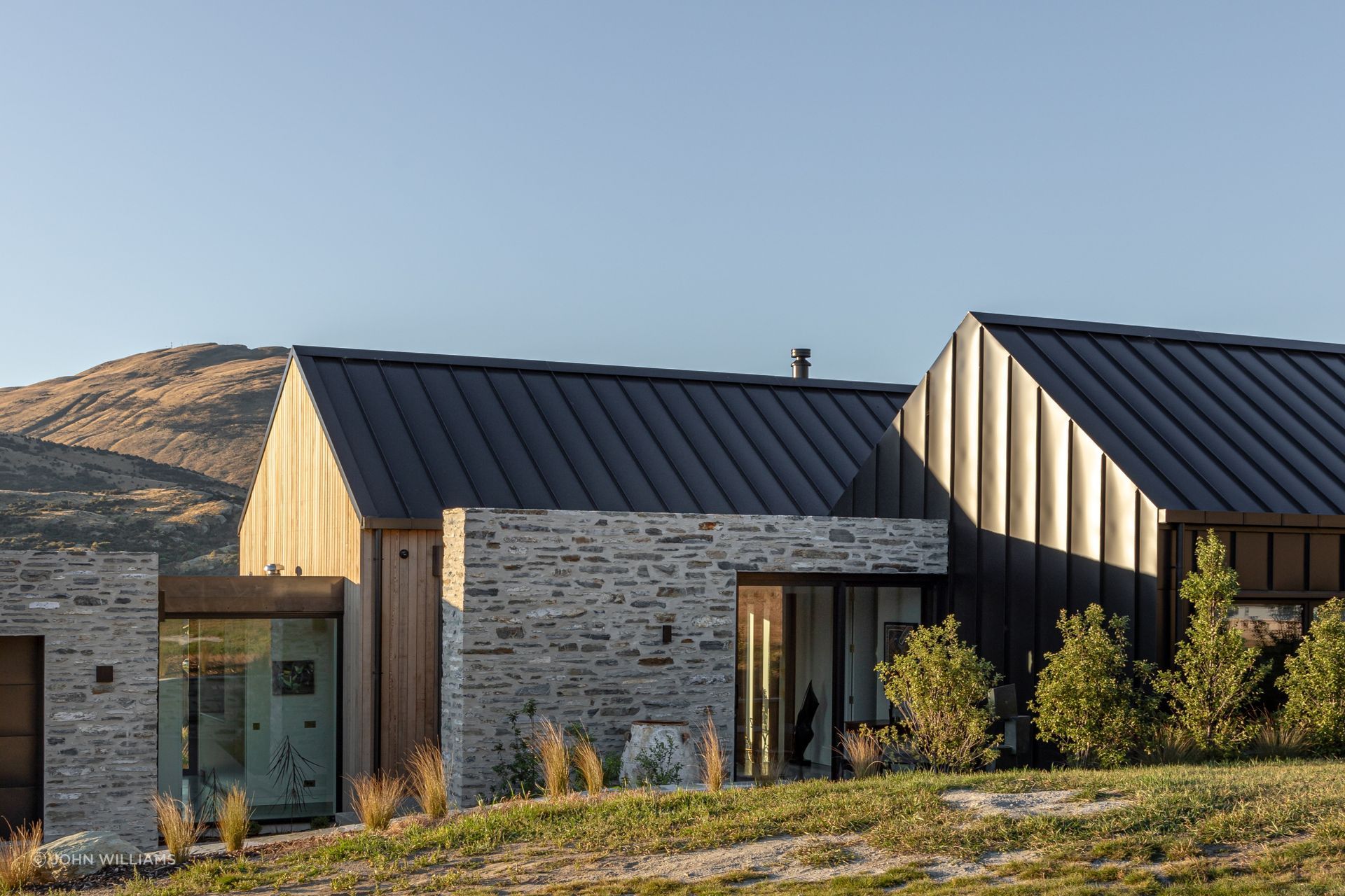 Designed by Ben Hudson Architects, the clean, linear aspect of the COLORSTEEL tray roofing and cladding contrasts with cedar and rustic schist at this Jack’s Point house.