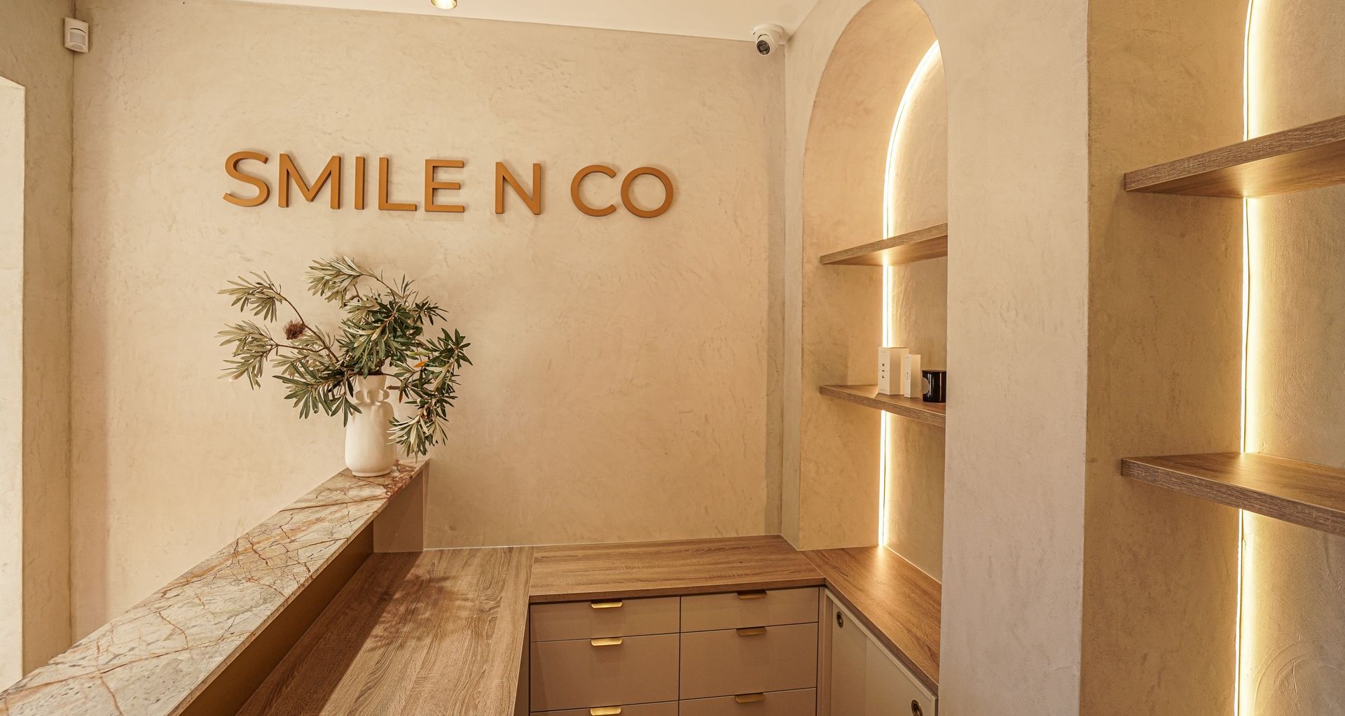 The microcement used for Smile N Co evokes the feeling of a holiday under the Tuscan sun