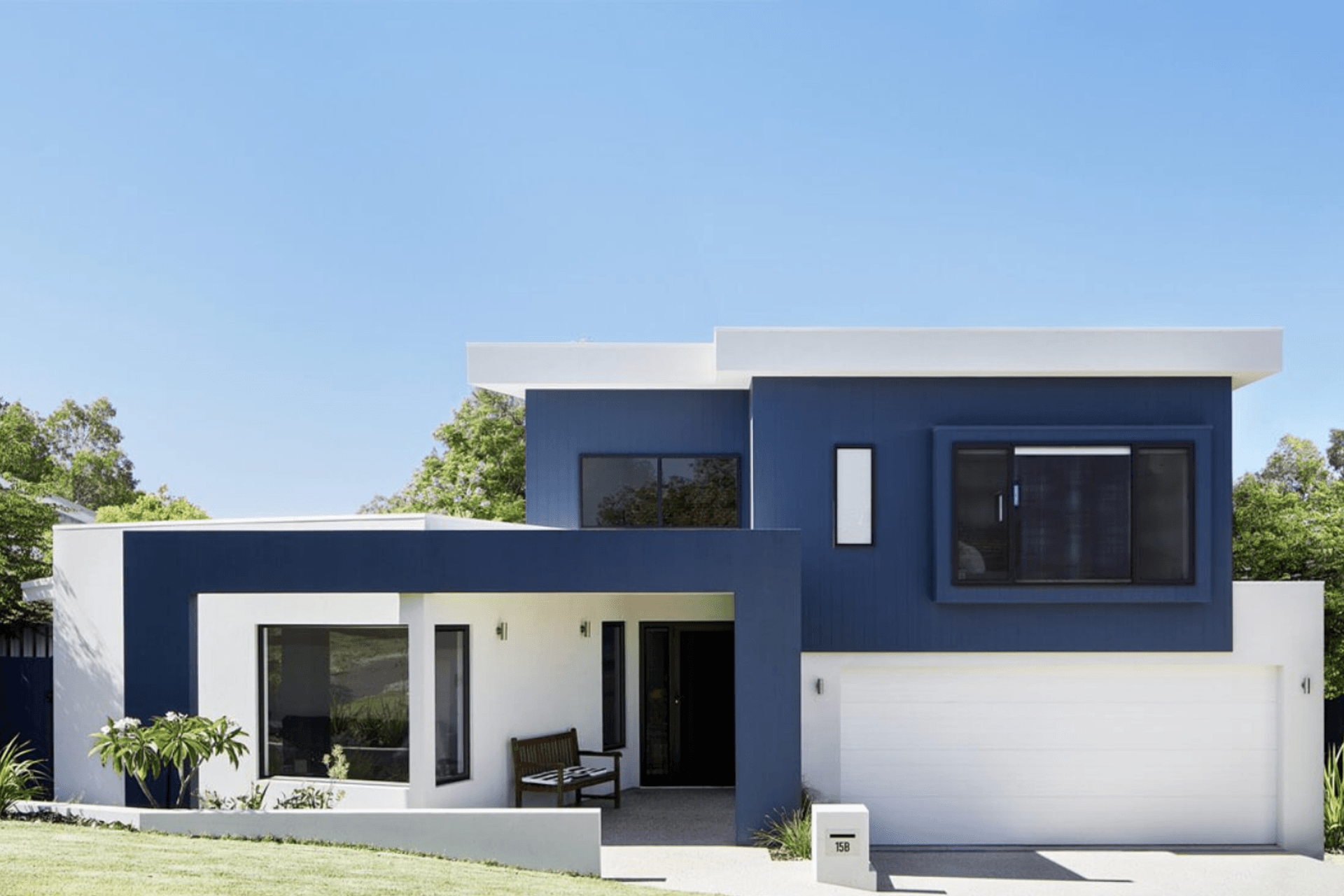 Dominator's pre-painted steel is made for New Zealand conditions using COLORSTEEL. Two-tone colour blocking can complement your exterior palette.