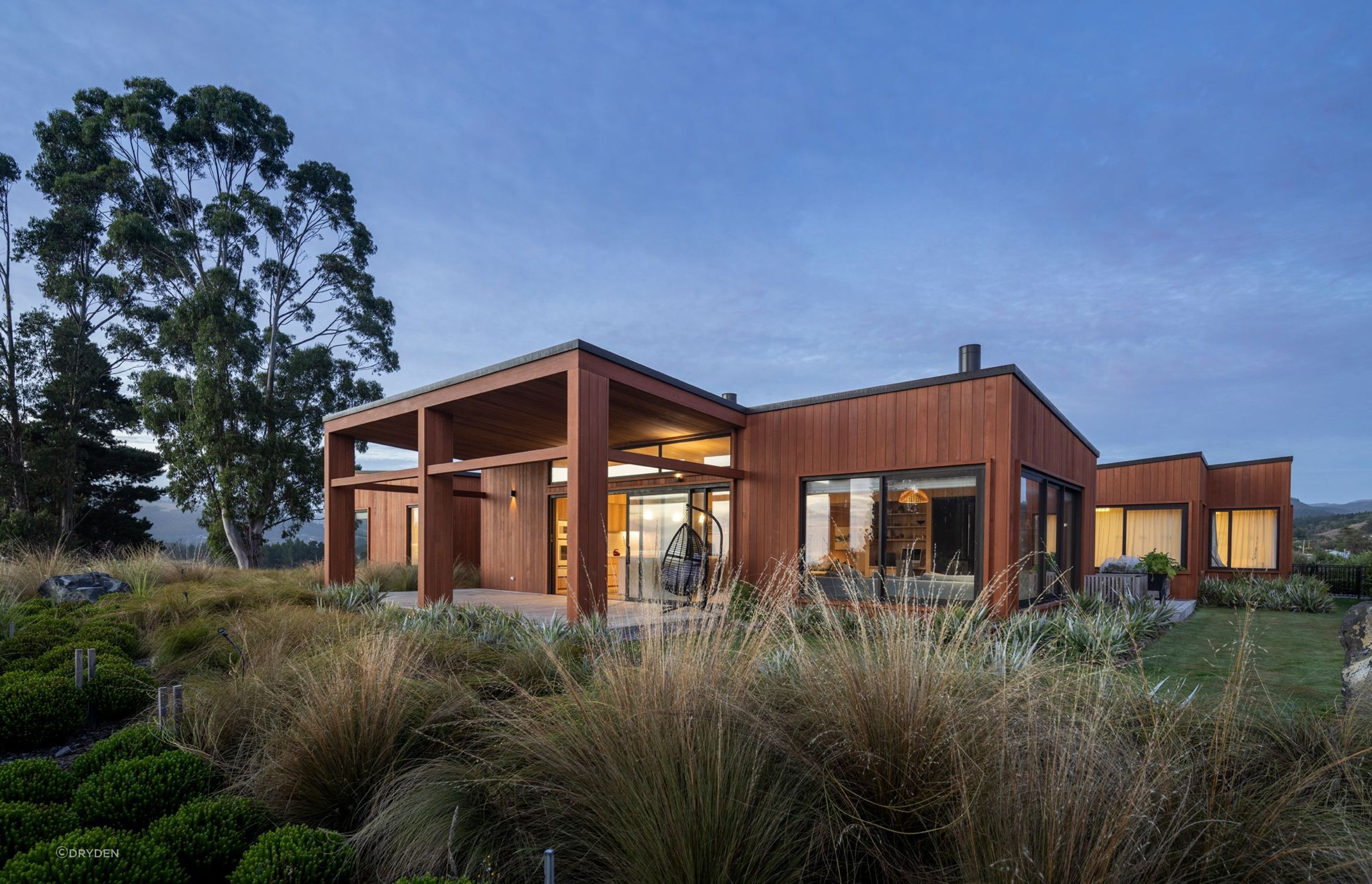 For this project in Otago, Dryden WoodOil was paired with the Dryden Colourtone Elm to help blend into the stunning surroundings.