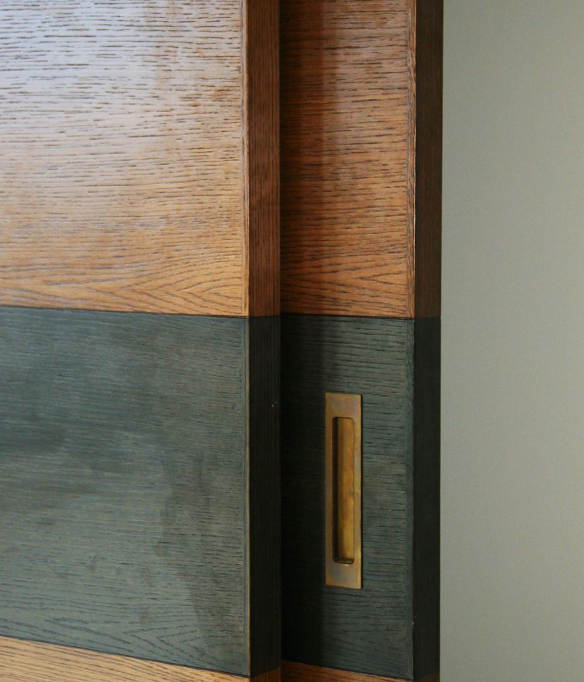 Flush pull handles for sliding doors