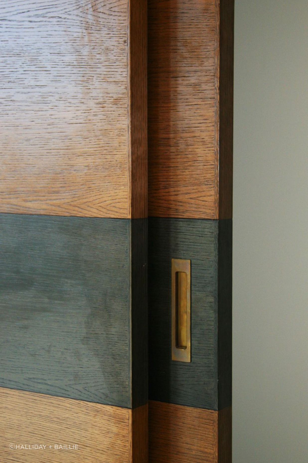 Flush pull handles for sliding doors