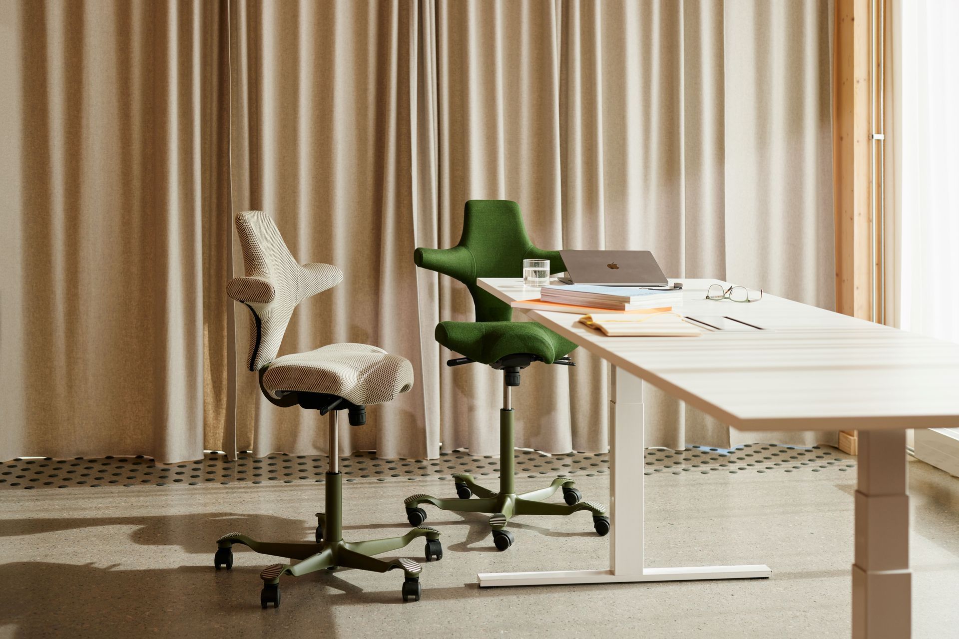 New colour metal, Moss Green. HÅG Capisco 8106.