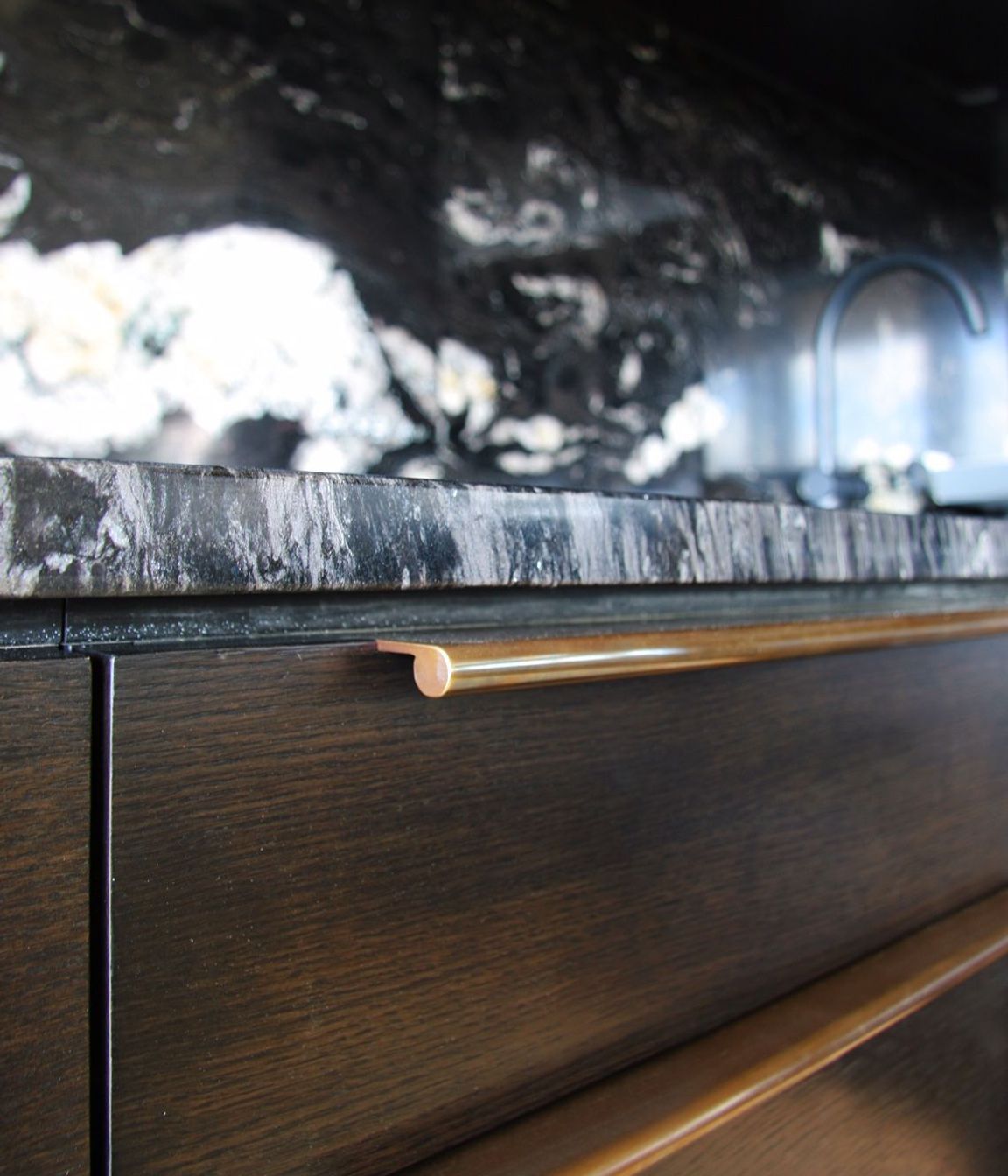 A slimline, integrated solution for drawers and joinery cupboards, the range of Continuous Drawer Pulls is ideal for kitchens, wardrobes, or on cupboard doors.