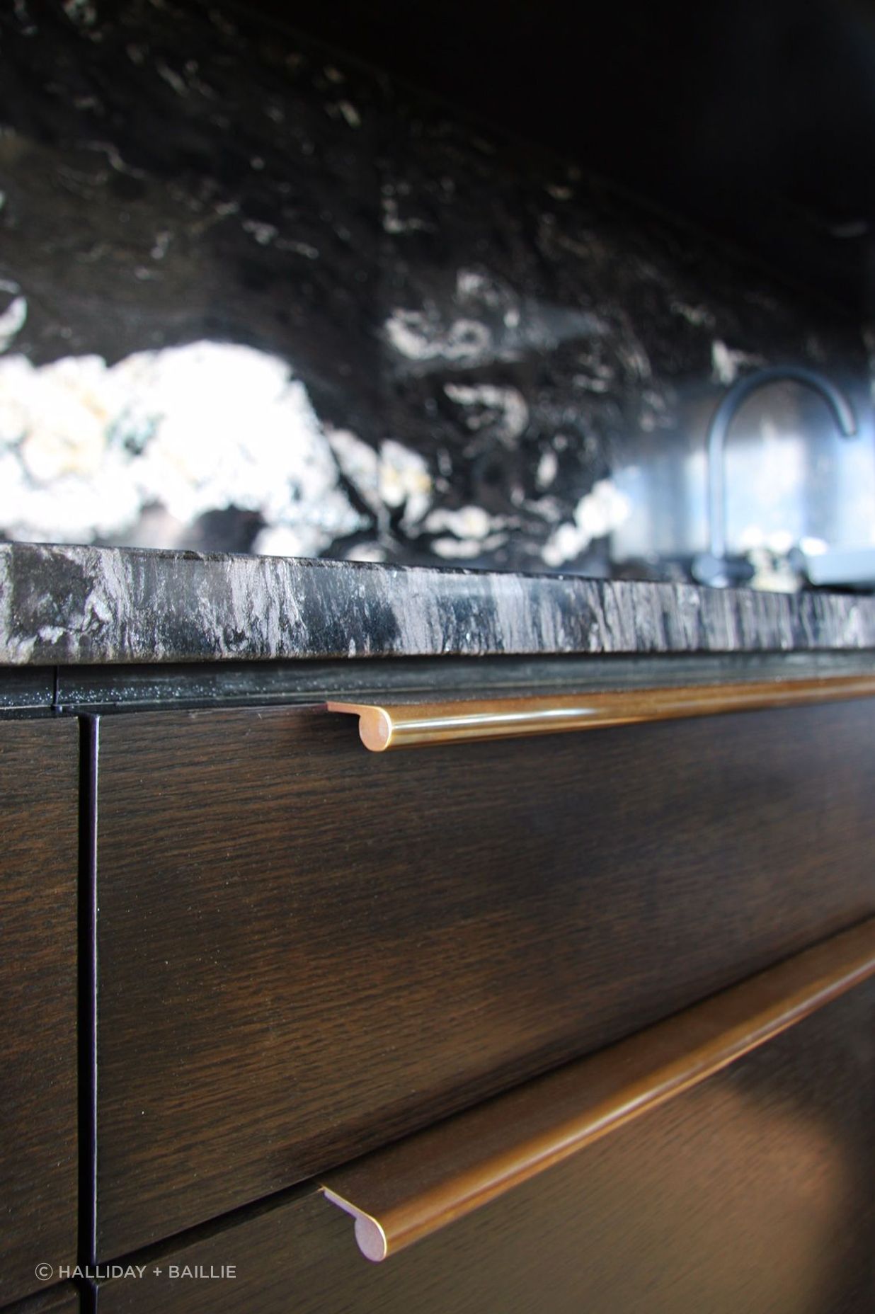 A slimline, integrated solution for drawers and joinery cupboards, the range of Continuous Drawer Pulls is ideal for kitchens, wardrobes, or on cupboard doors.