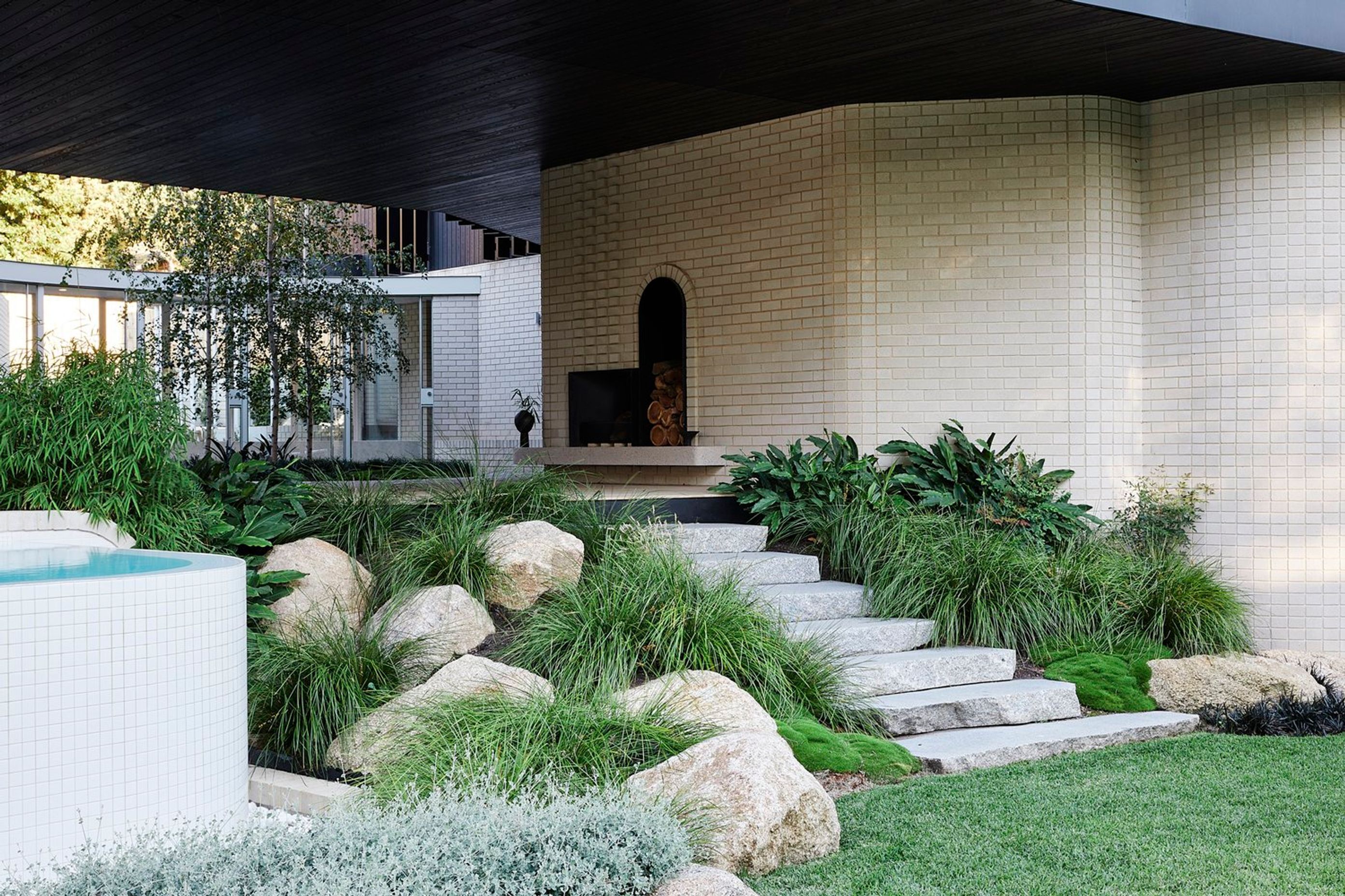 Contours grace the home at every turn, demonstrating the versatile that brick can offer when put in the right hands - Photography: Derek Swalwell