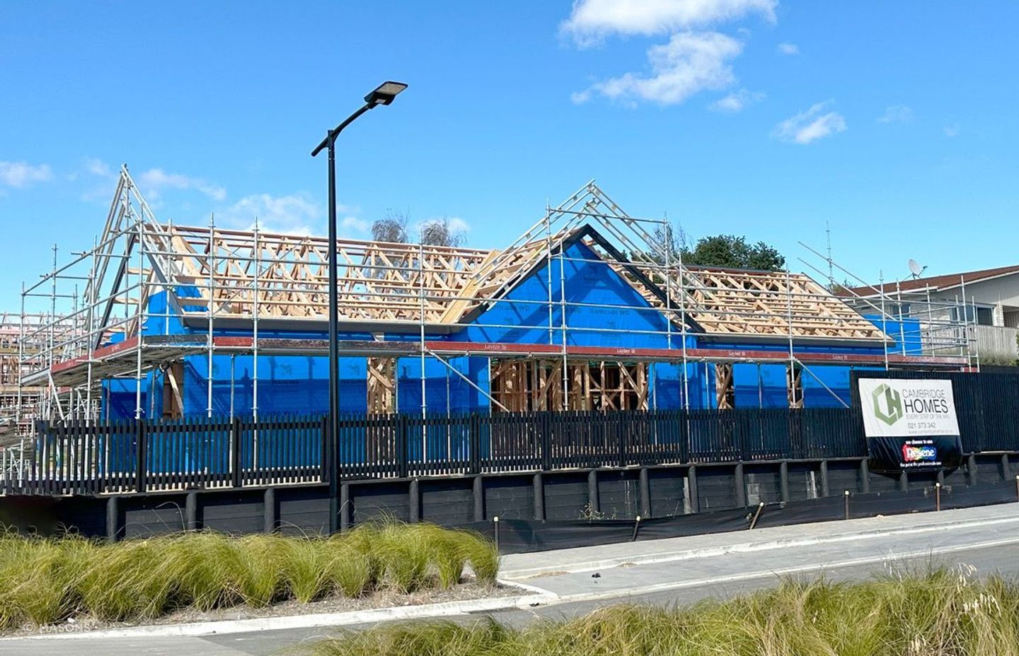 Masons Barricade Weather Defense is manufactured by thermally bonding outer spun-bonded layers to an inner layer of microporous polypropylene film, coated with pressure-sensitive advanced poly acrylic adhesive. This provides superior adhesion to a variety of typical construction materials.