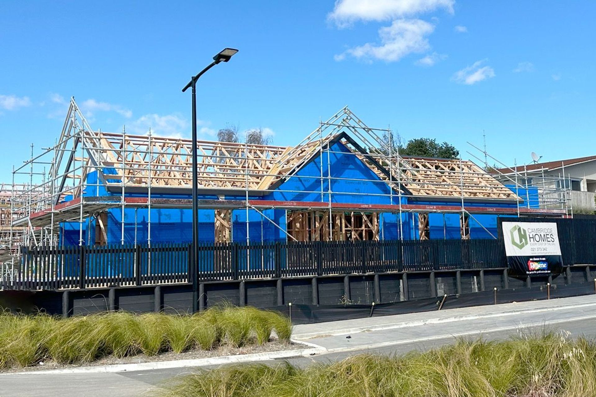 Masons Barricade Weather Defense is manufactured by thermally bonding outer spun-bonded layers to an inner layer of microporous polypropylene film, coated with pressure-sensitive advanced poly acrylic adhesive. This provides superior adhesion to a variety of typical construction materials.