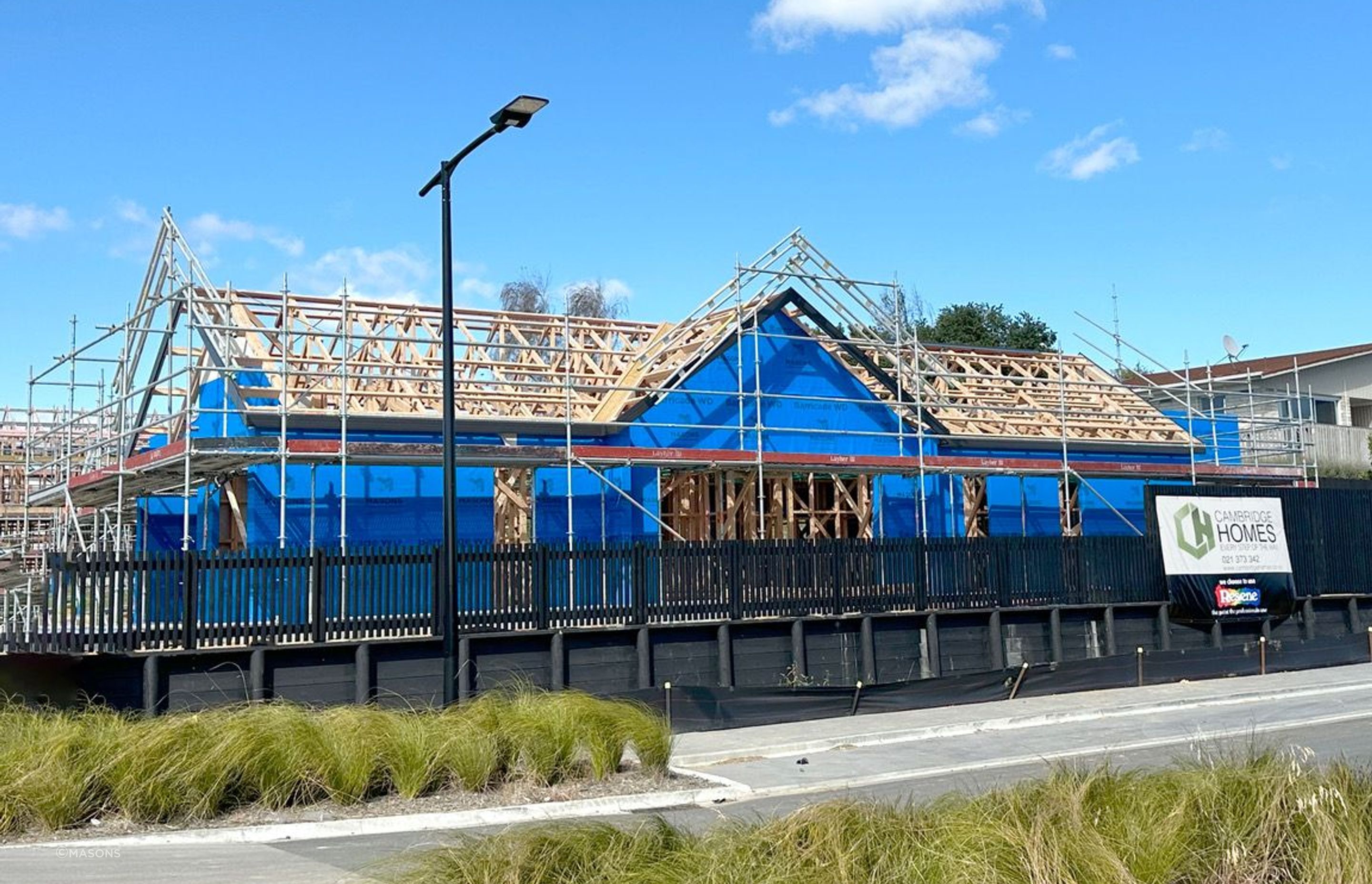 Masons Barricade Weather Defense is manufactured by thermally bonding outer spun-bonded layers to an inner layer of microporous polypropylene film, coated with pressure-sensitive advanced poly acrylic adhesive. This provides superior adhesion to a variety of typical construction materials.
