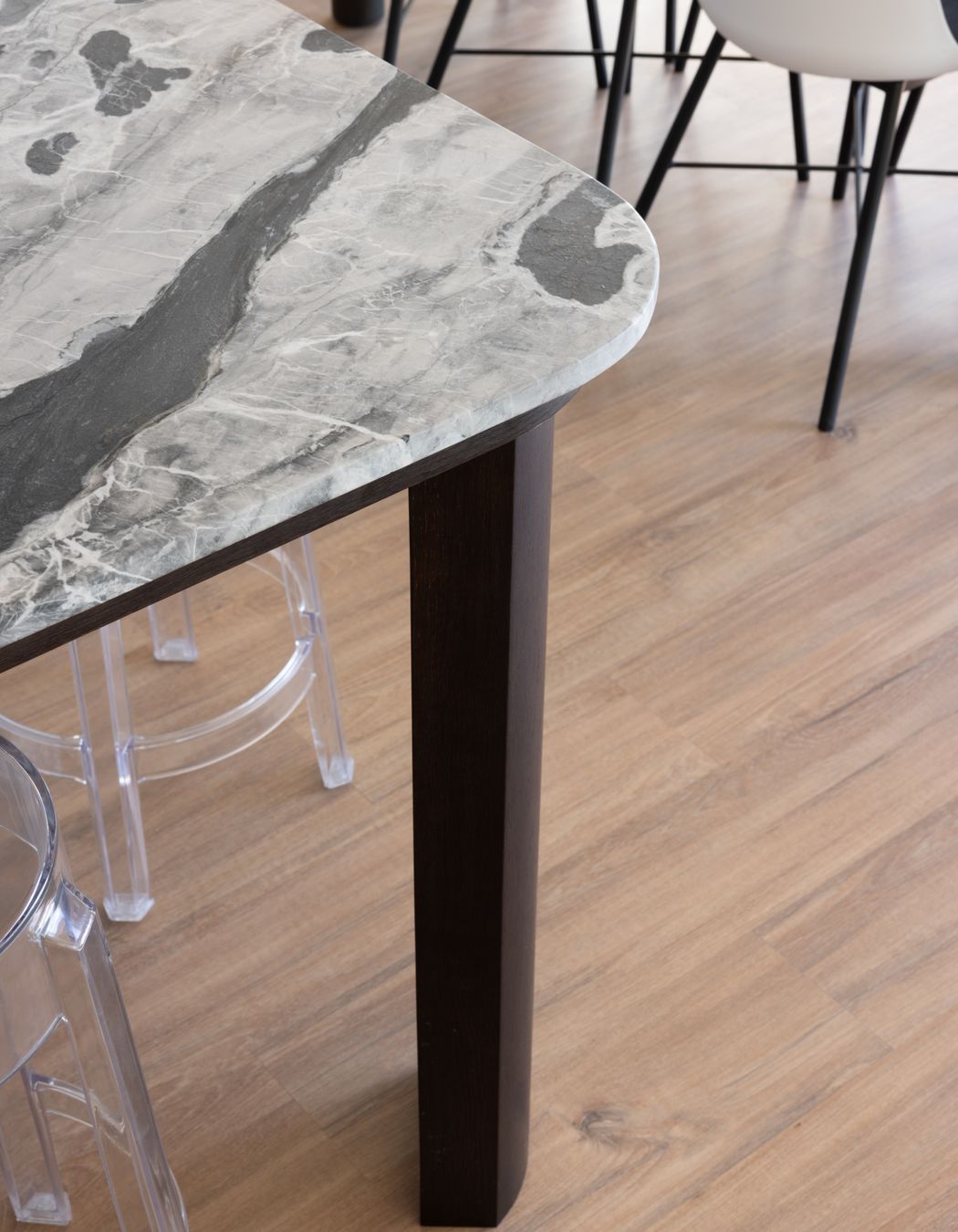 WISE Wood offers a collection of realistic timber visuals paired with the unique cork-rigid-core. The cork is a 100% sustainable material derived from the back of a cork oak tree.