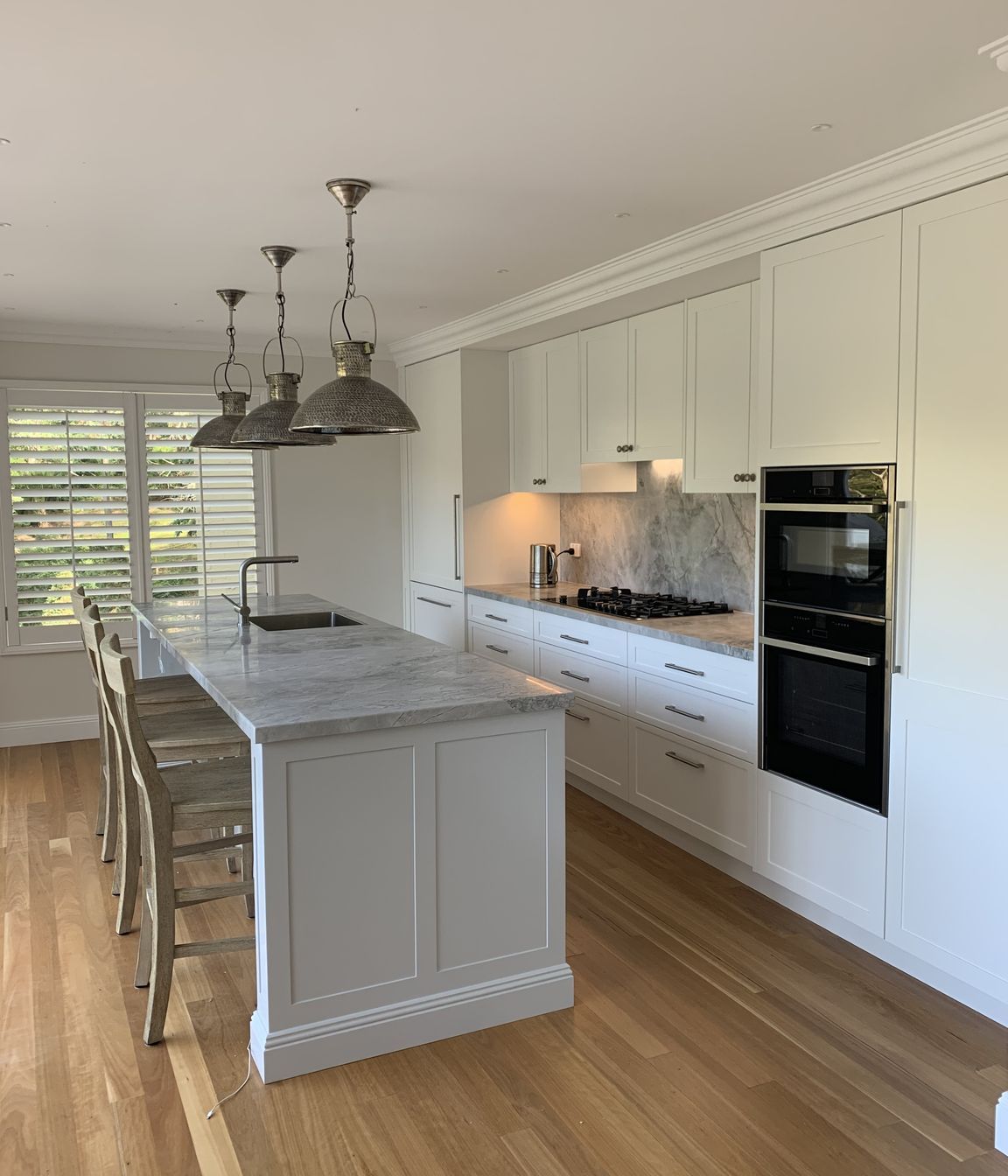 Modern Hampton kitchen by JPC Kitchens