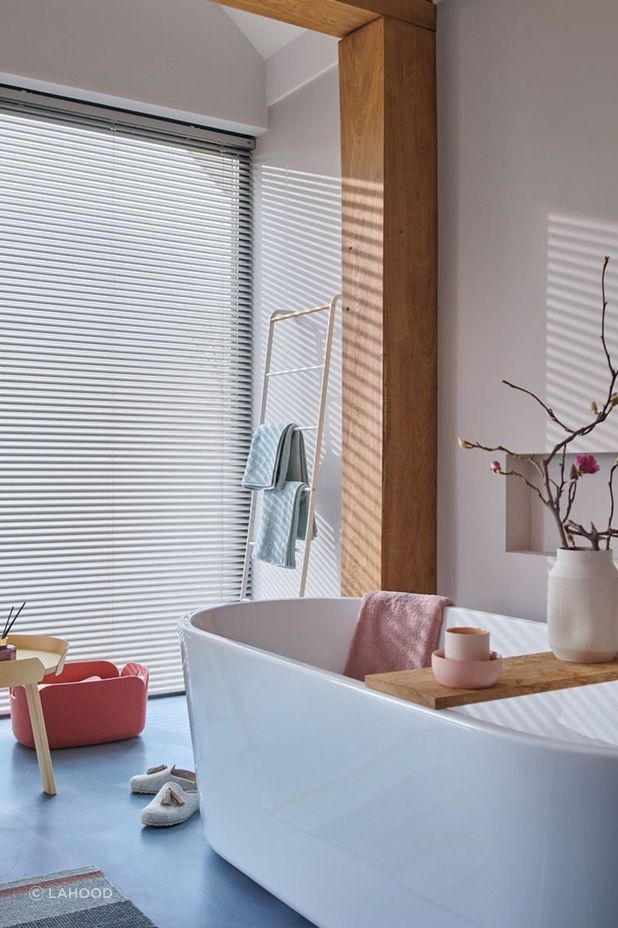 PVC venetian blinds ensure easy care and resistance to mildew.