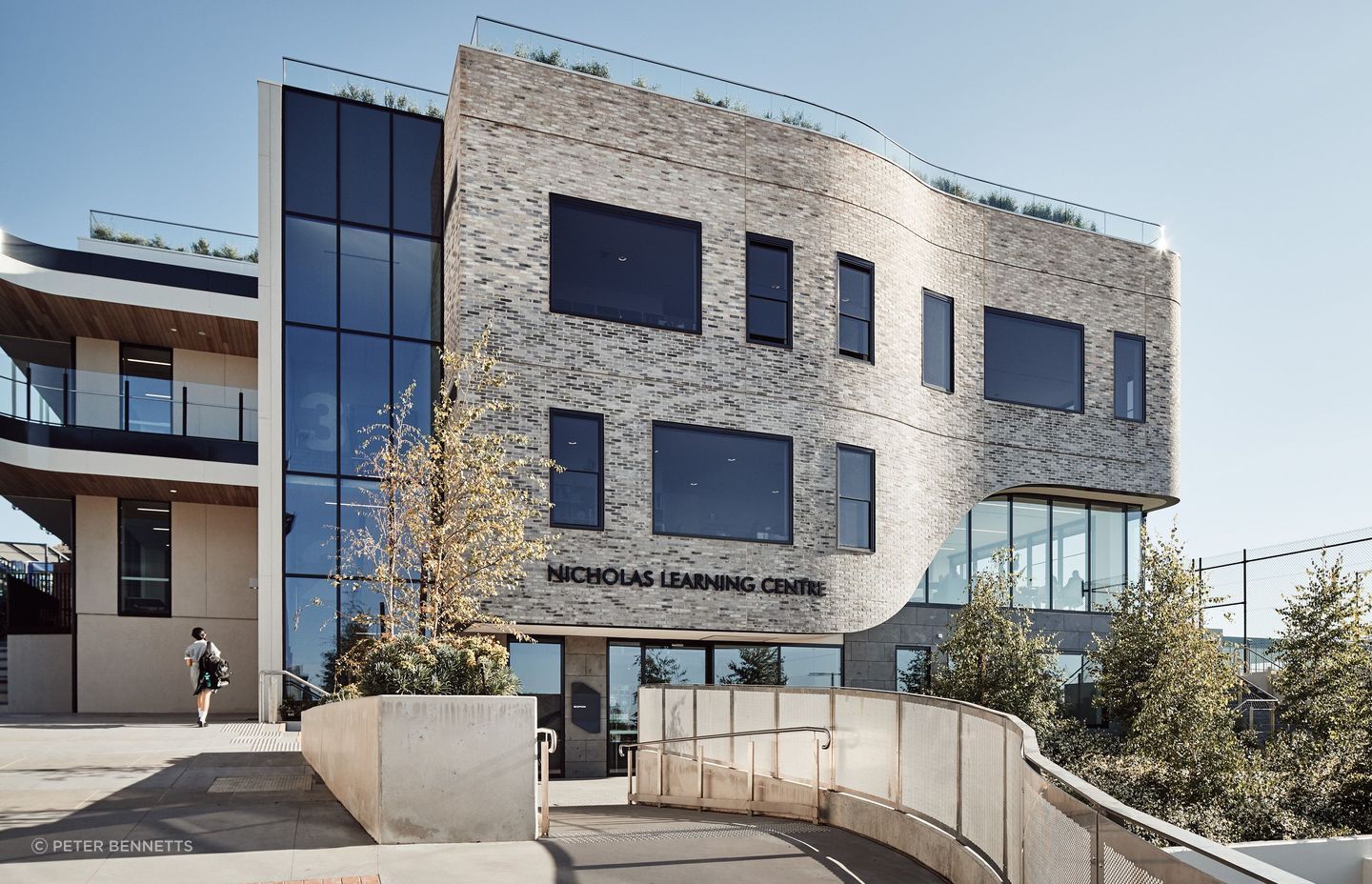 Designed by McIldowie Partners, the building is located between MLC’s primary and secondary schools in Kew, recognising this progression through the campus and providing a natural bridge into higher school activity.