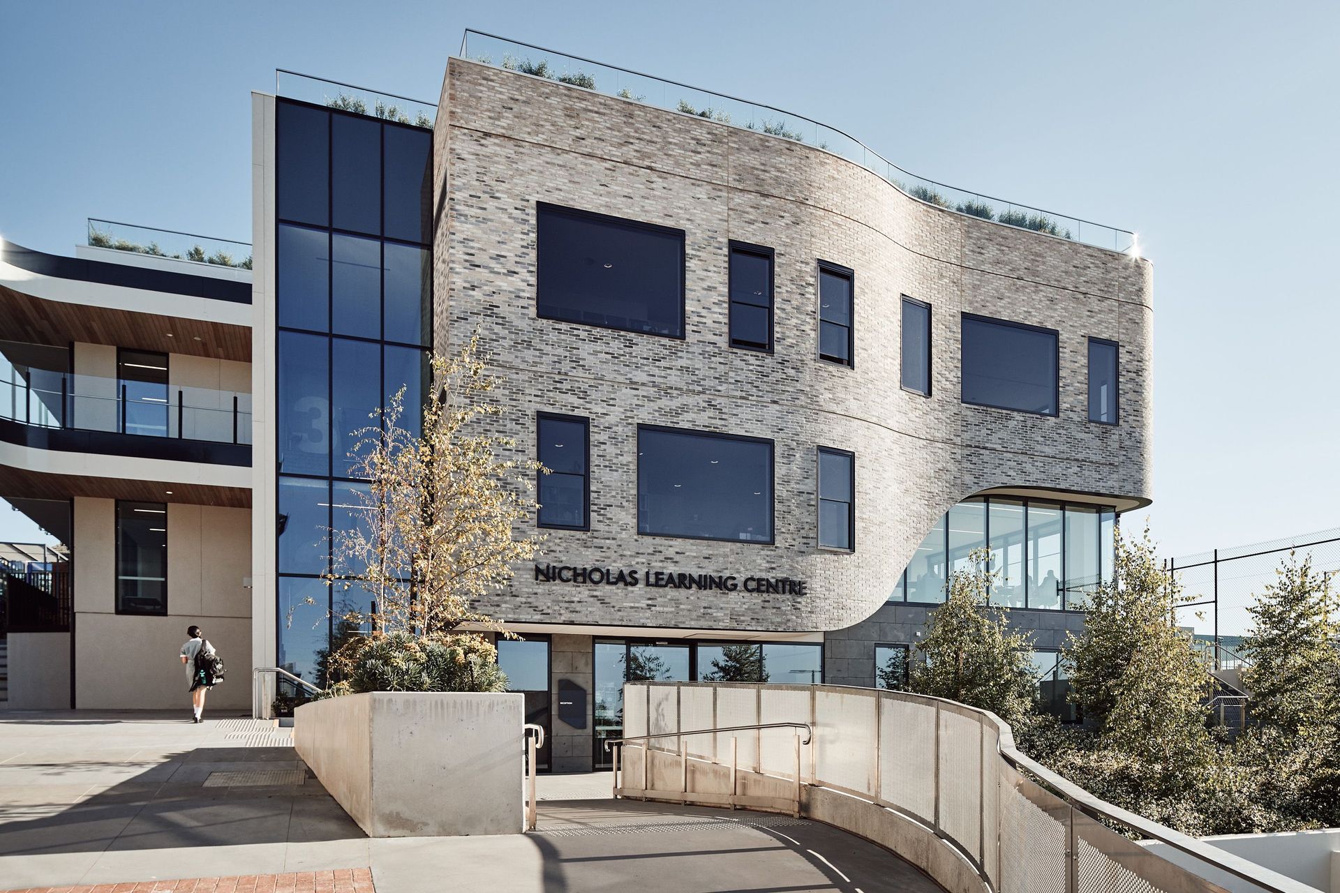 Designed by McIldowie Partners, the building is located between MLC’s primary and secondary schools in Kew, recognising this progression through the campus and providing a natural bridge into higher school activity.