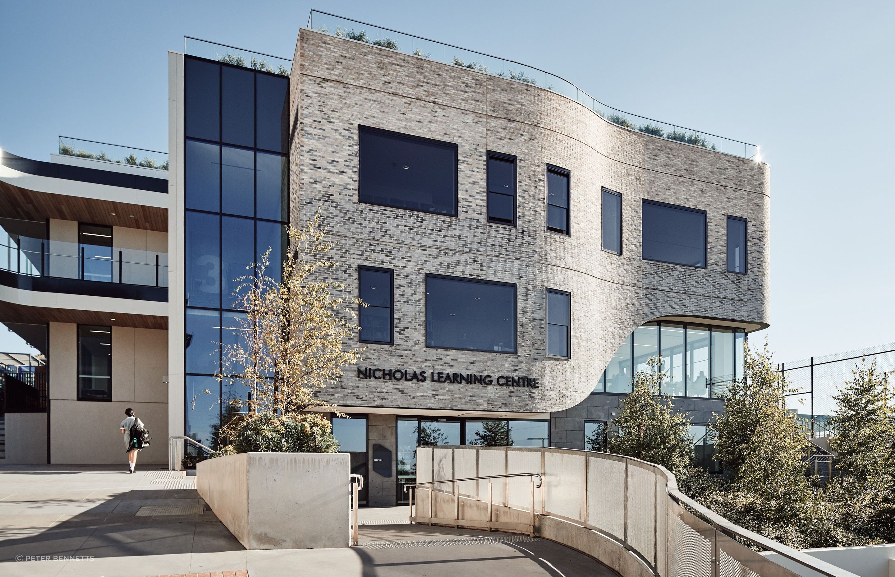 Designed by McIldowie Partners, the building is located between MLC’s primary and secondary schools in Kew, recognising this progression through the campus and providing a natural bridge into higher school activity.