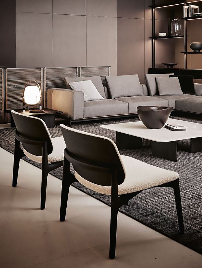 The Curve, a wooden chair with a light structure, fits in many spaces