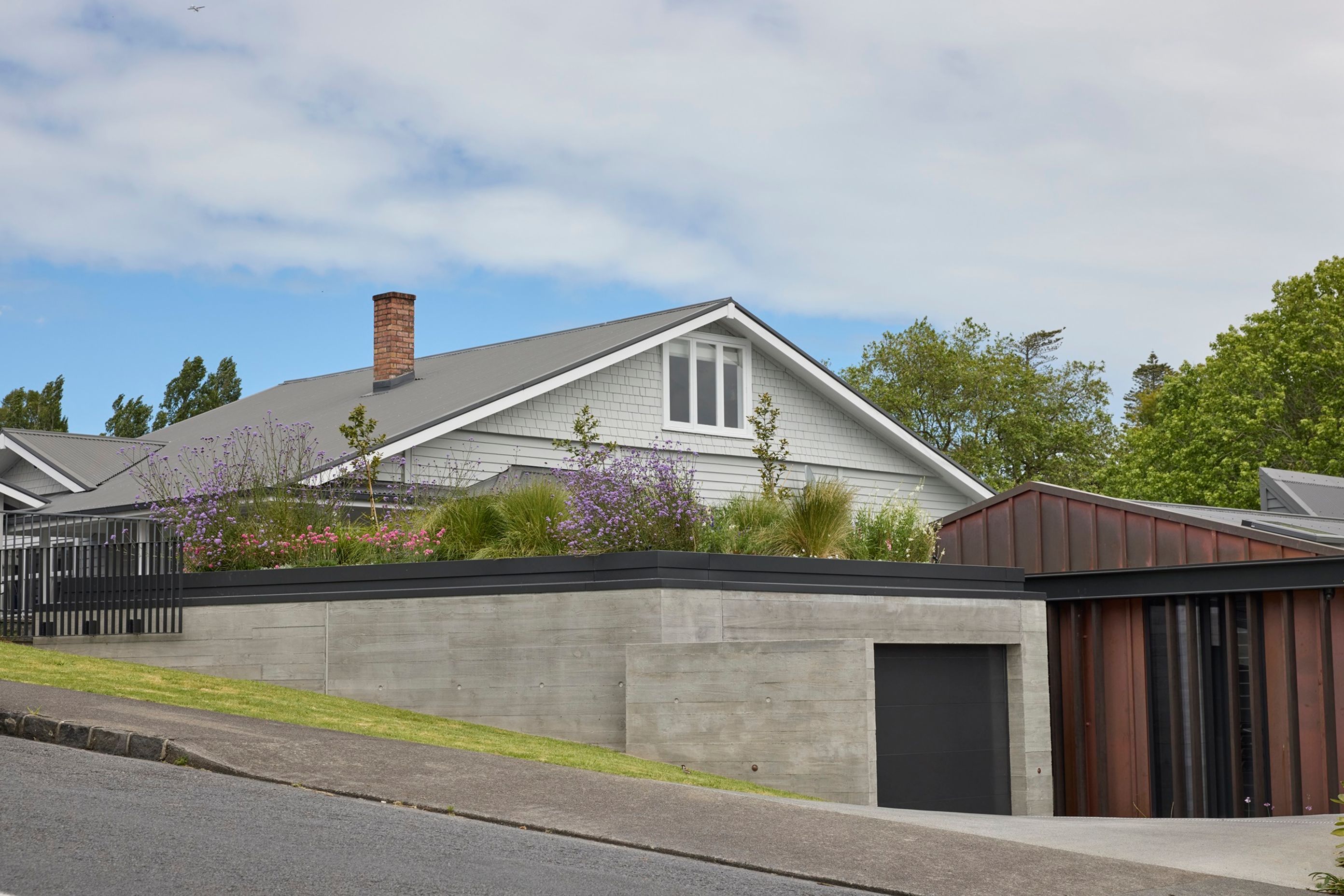 Sitting 1.5 meters above the footpath, the roof-top garden features perennial plants that blossom soft pinks, blues, purples and whites throughout the warmer seasons.