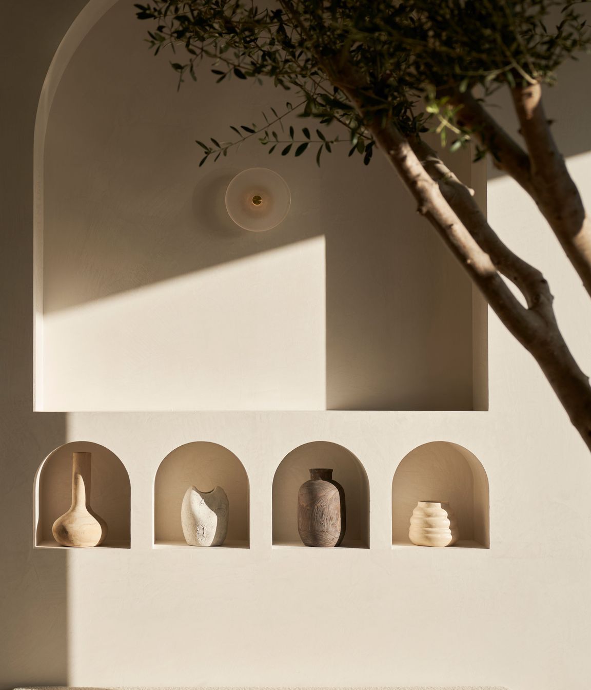 The classic chalky texture on these arched recesses creates a classic yet contemporary aesthetic.