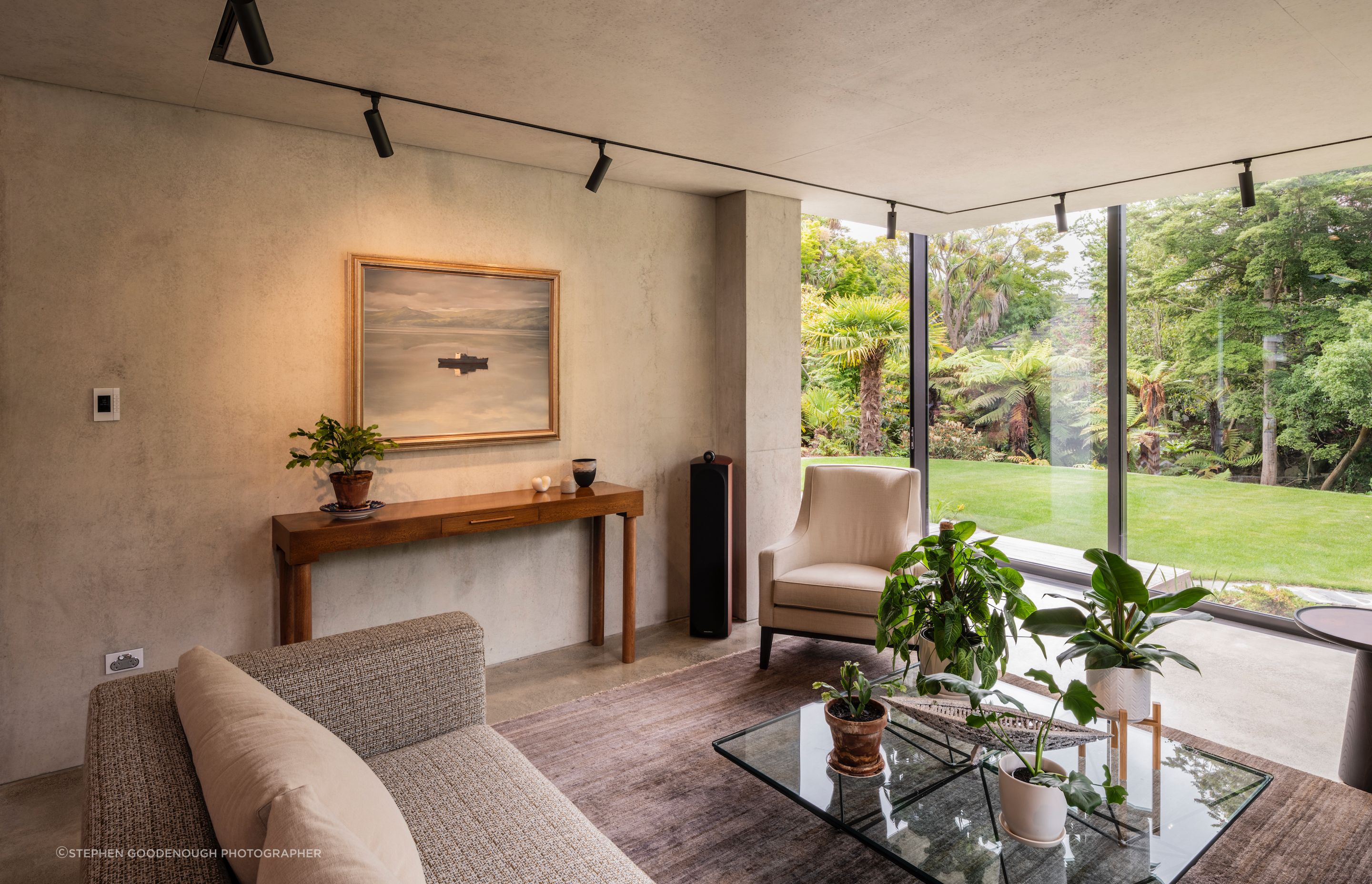 The in-situ concrete ceiling in this living space is perfectly colour-matched to the tilt panel walls, using PeterFell 651 oxide.