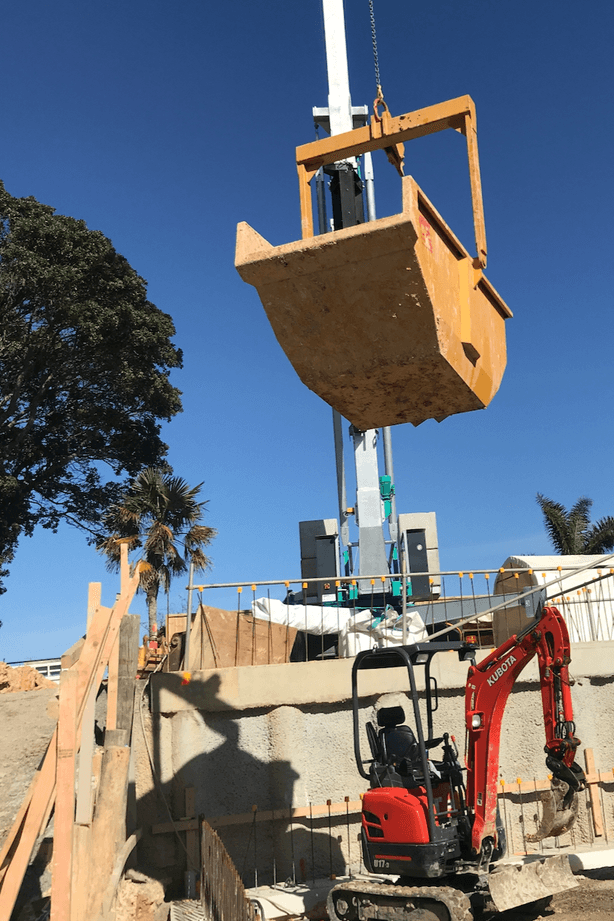 Self-erecting cranes optimises logistics on construction sites.