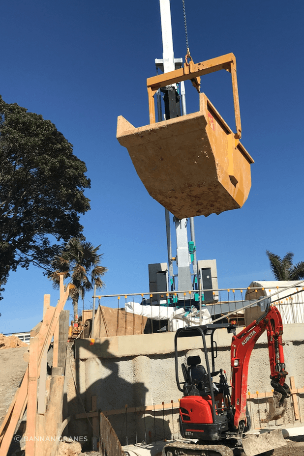 Self-erecting cranes optimises logistics on construction sites.