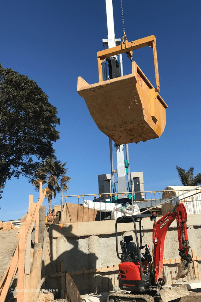Self-erecting cranes optimises logistics on construction sites.