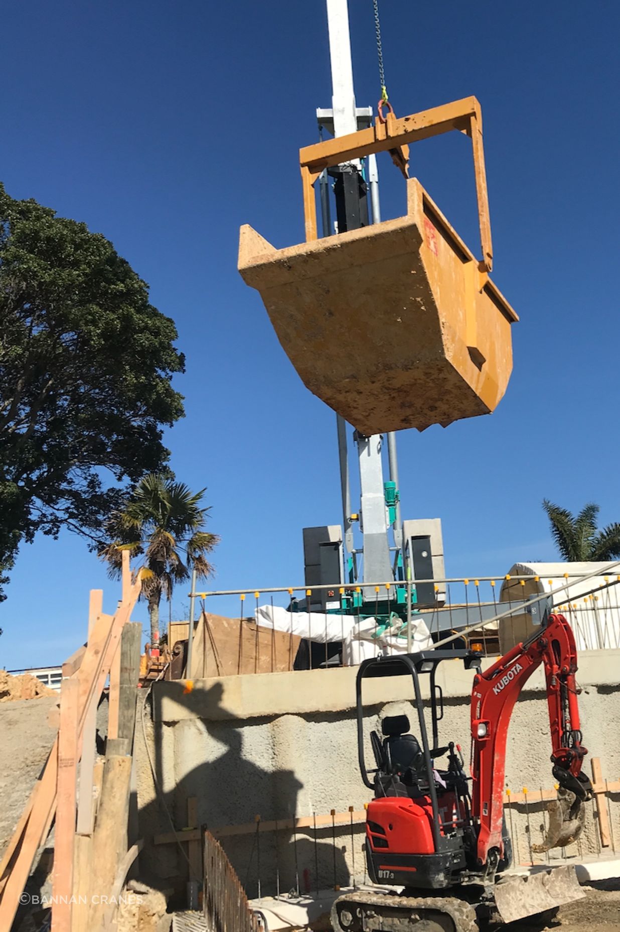Self-erecting cranes optimises logistics on construction sites.