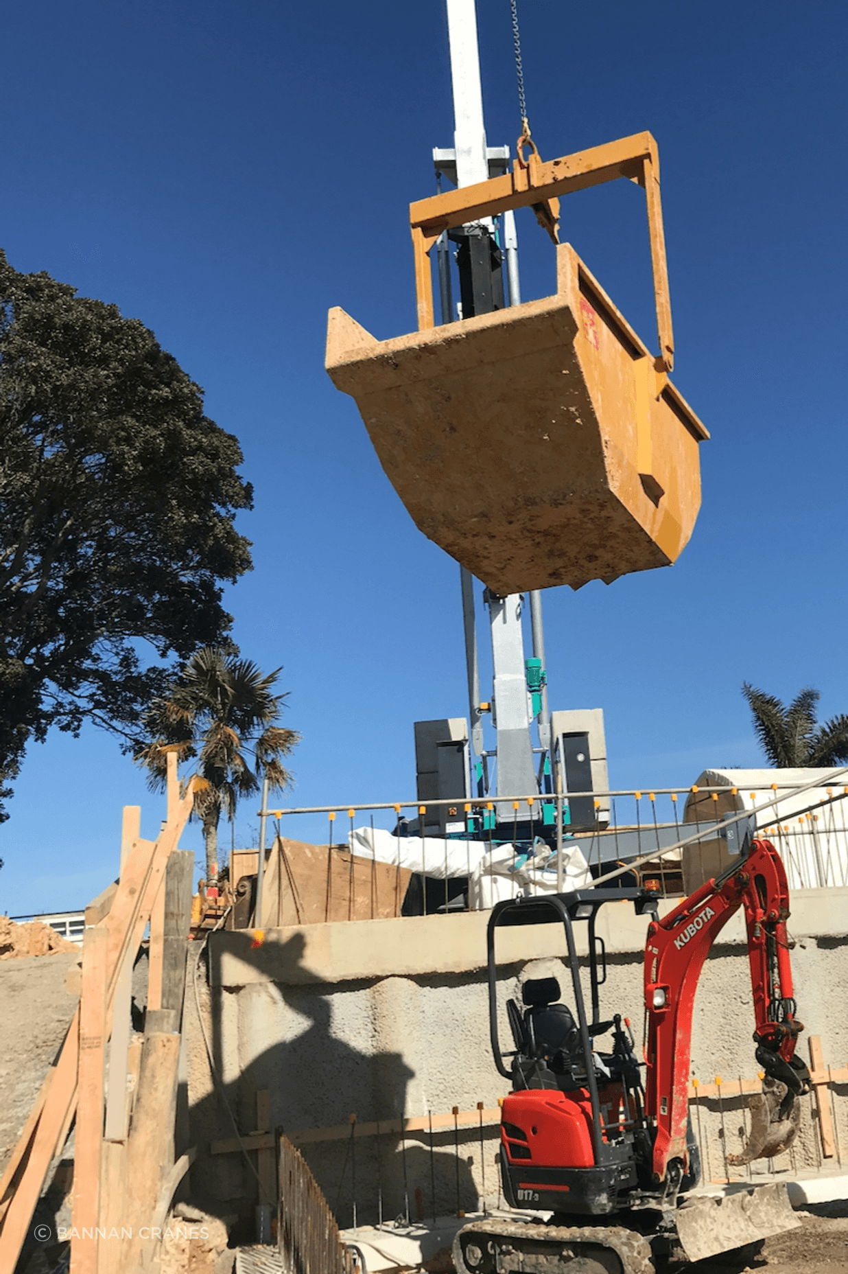 Self-erecting cranes optimises logistics on construction sites.