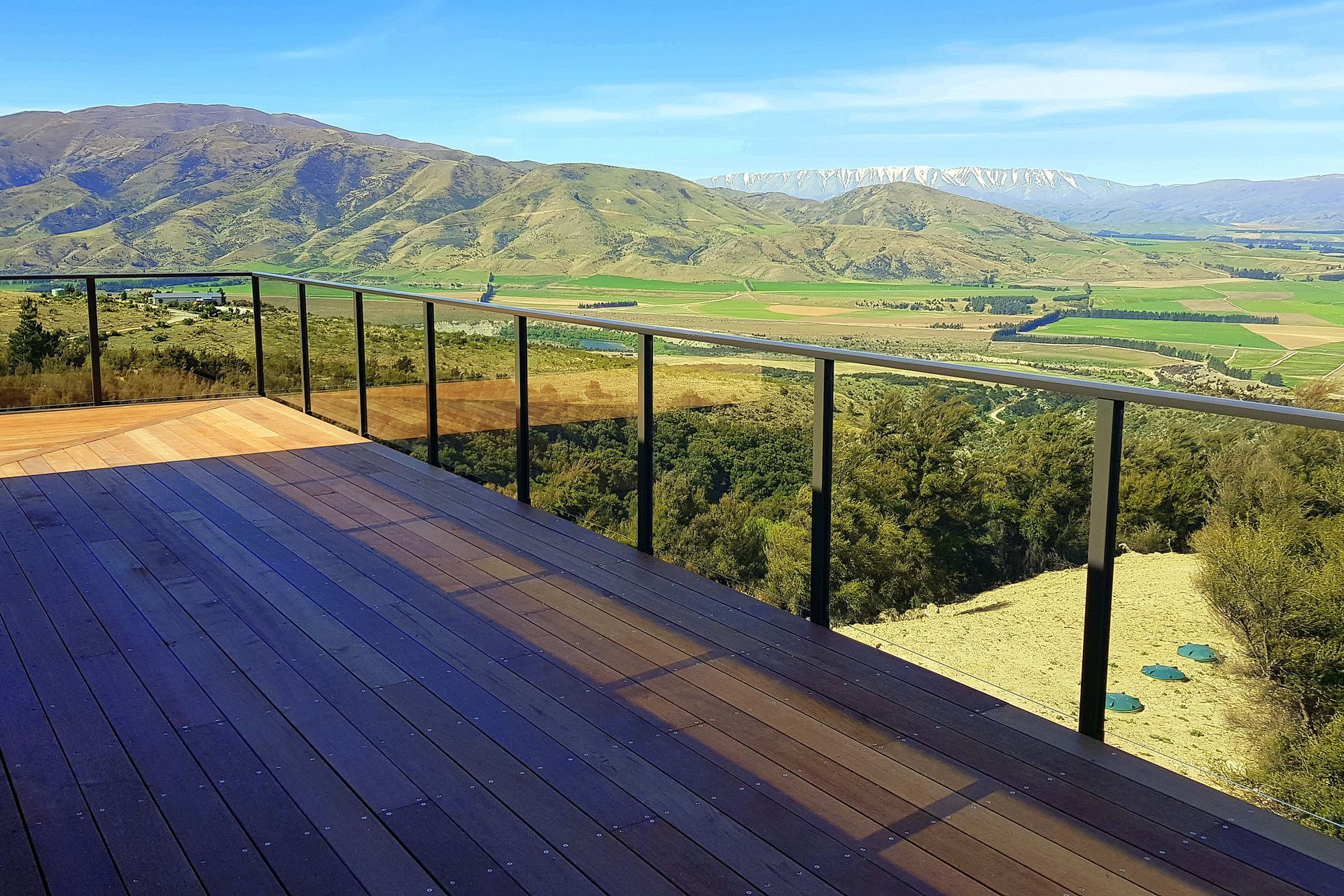 A semi frameless glass balustrade by Provista Balustrade Systems gives a clean and modern look, opening this deck up to the views.