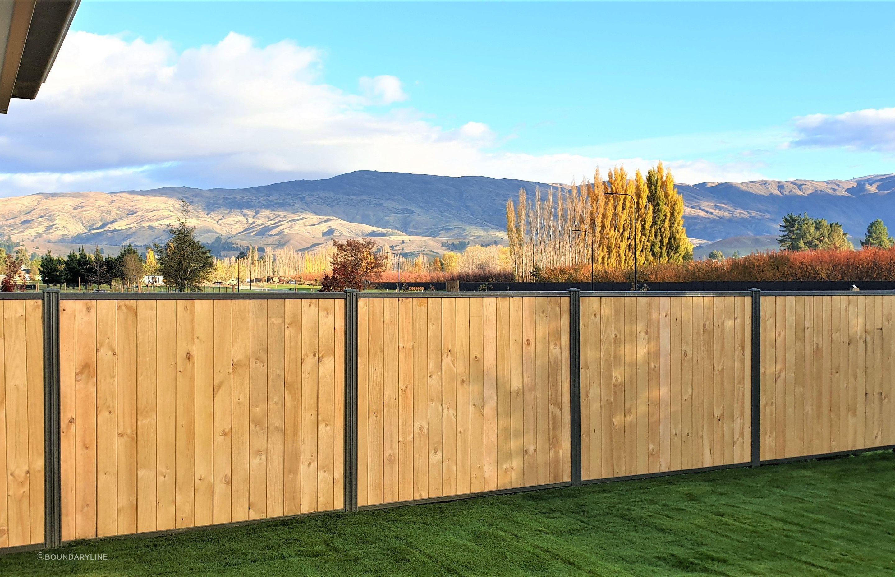 A paling fence like the SmartWall Vertical Acoustic Timber Fence from Boundaryline is warm, neat and reliable